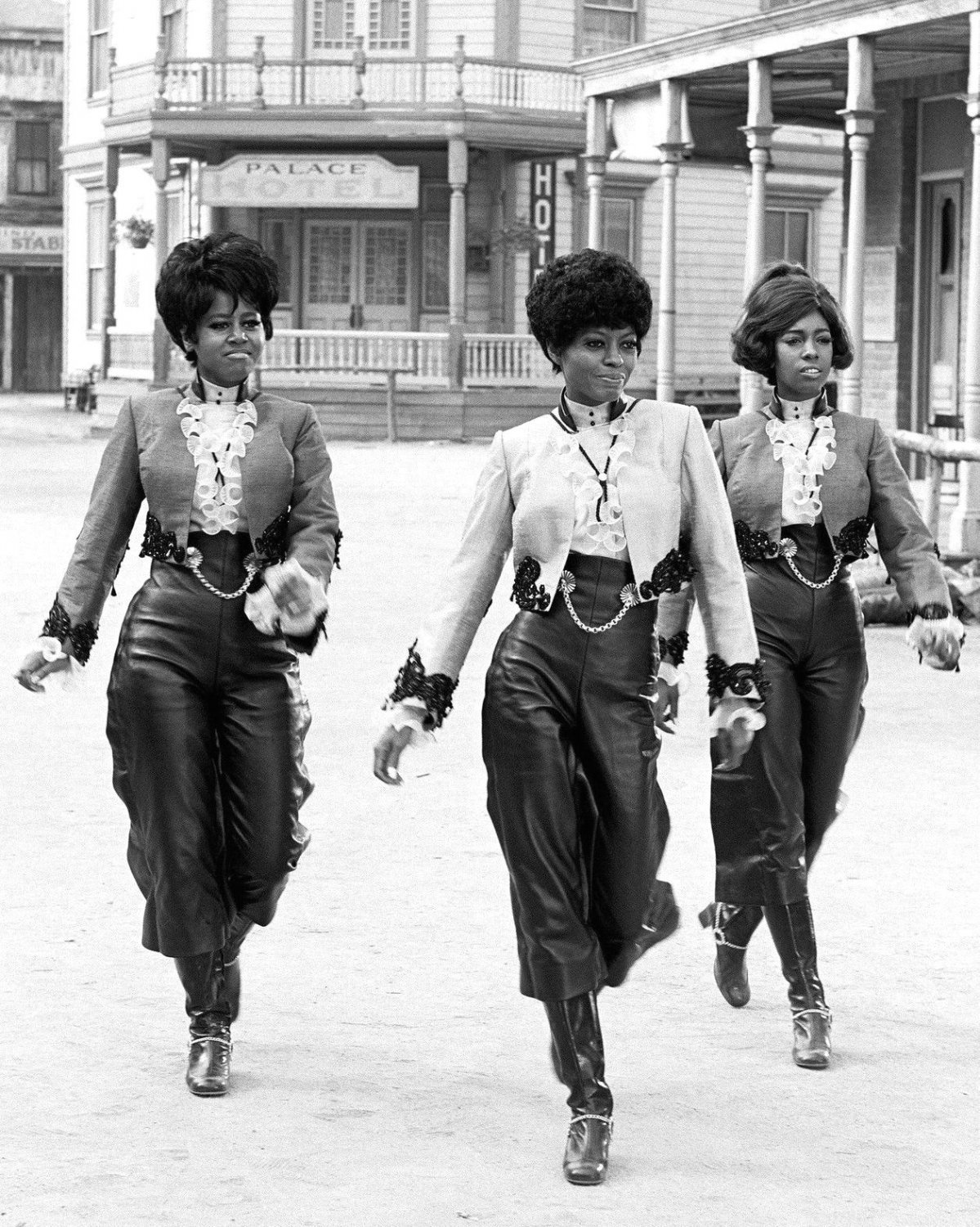 DIANA ROSS & THE SUPREMES ON 'BING CROSBY SPECIAL' 8X10 PUBLICITY PHOTO (NN-127)