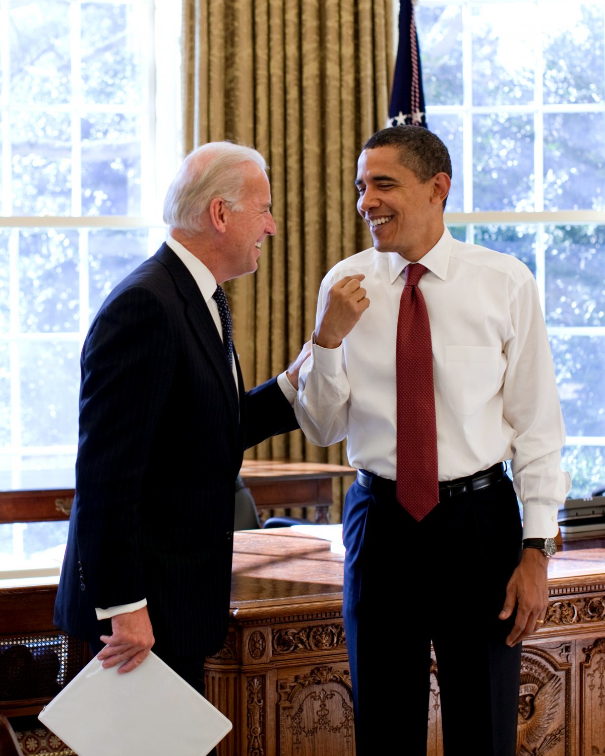 BARACK OBAMA & JOE BIDEN SHARE A LAUGH IN THE OVAL OFFICE - 8X10 PHOTO ...