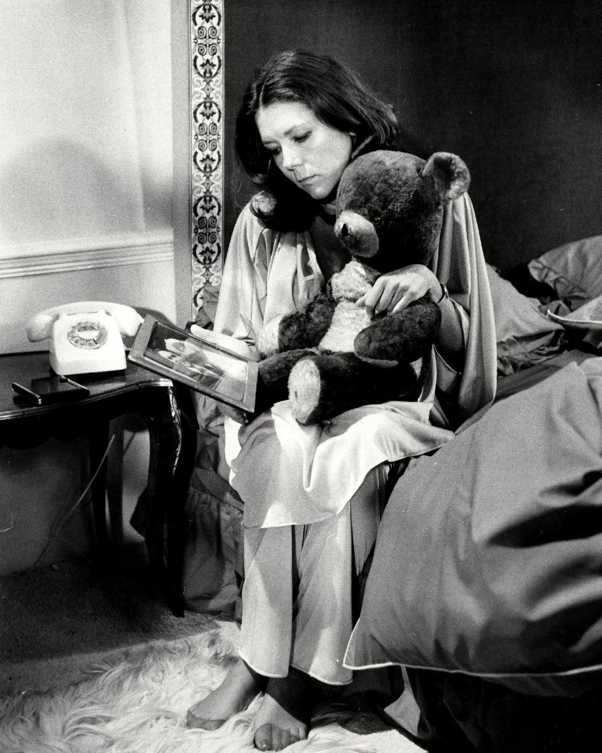 ACTRESS DIANA RIGG WITH A TEDDY BEAR - 8X10 PUBLICITY PHOTO (CC-118)
