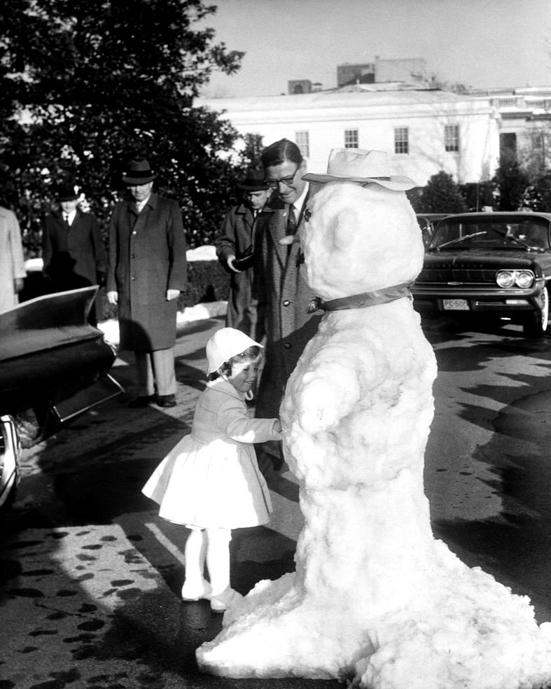 CAROLINE KENNEDY TOUCHES SNOWMAN MADE FOR HER AT WHITE HOUSE 8X10 PHOTO (BB-368)