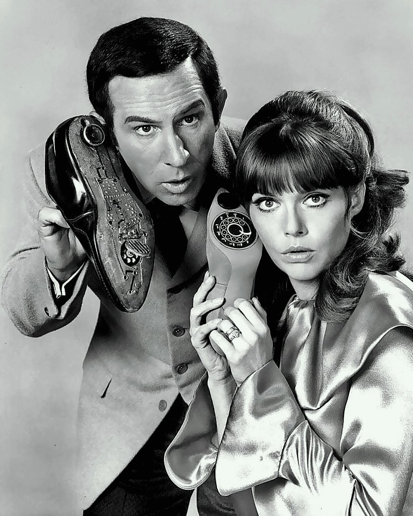 DON ADAMS AND BARBARA FELDON IN 'GET SMART' - 8X10 PUBLICITY PHOTO (EE-037)