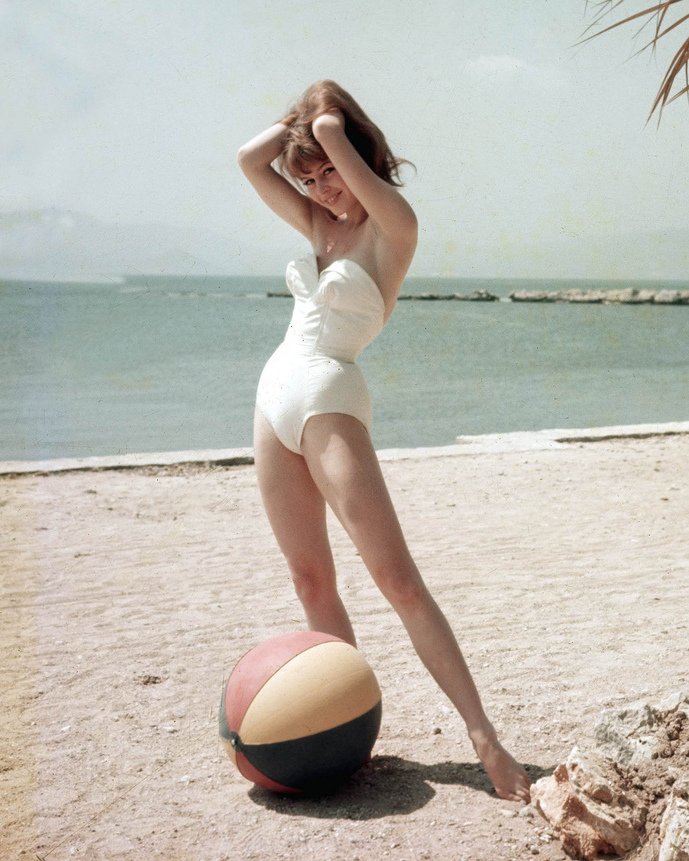 BRIGITTE BARDOT FRENCH ACTRESS AND SEX-SYMBOL - 8X10 PUBLICITY PHOTO (EE-040)