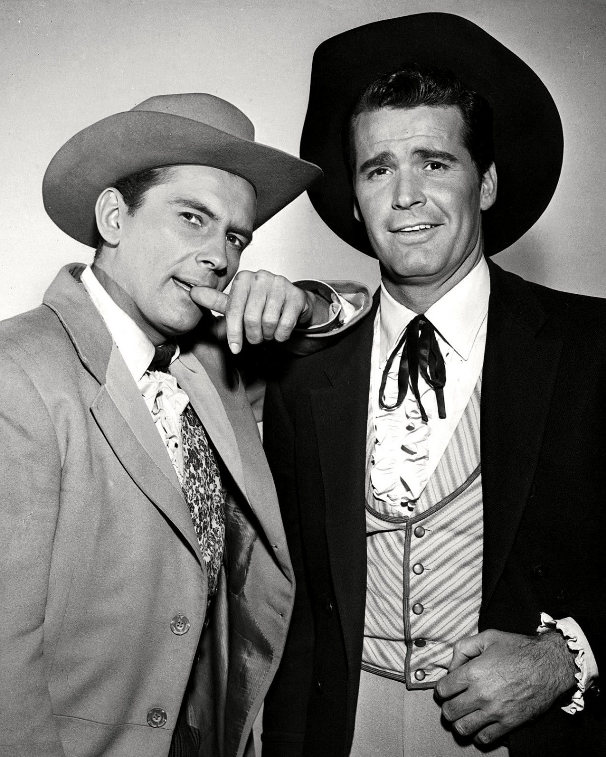 JACK KELLY AND JAMES GARNER IN 'MAVERICK' 8X10 PUBLICITY PHOTO (OP014)