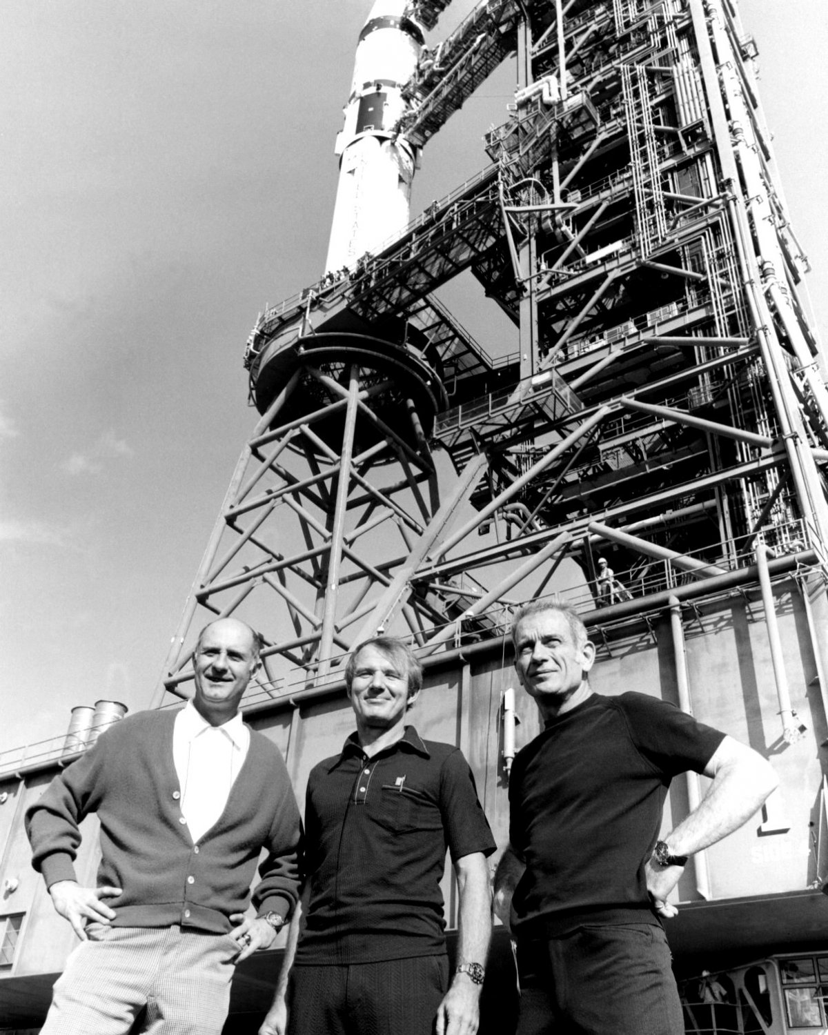 APOLLO SOYUZ TEST PROJECT CREW FRONT OF SATURN ROCKET - 8X10 NASA PHOTO ...