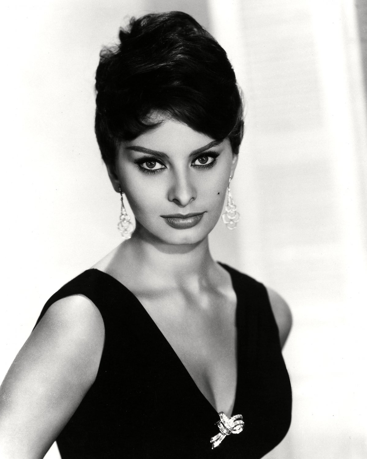 SOPHIA LOREN LEGENDARY ACTRESS AND SEX-SYMBOL - 8X10 PUBLICITY PHOTO (EE-094)