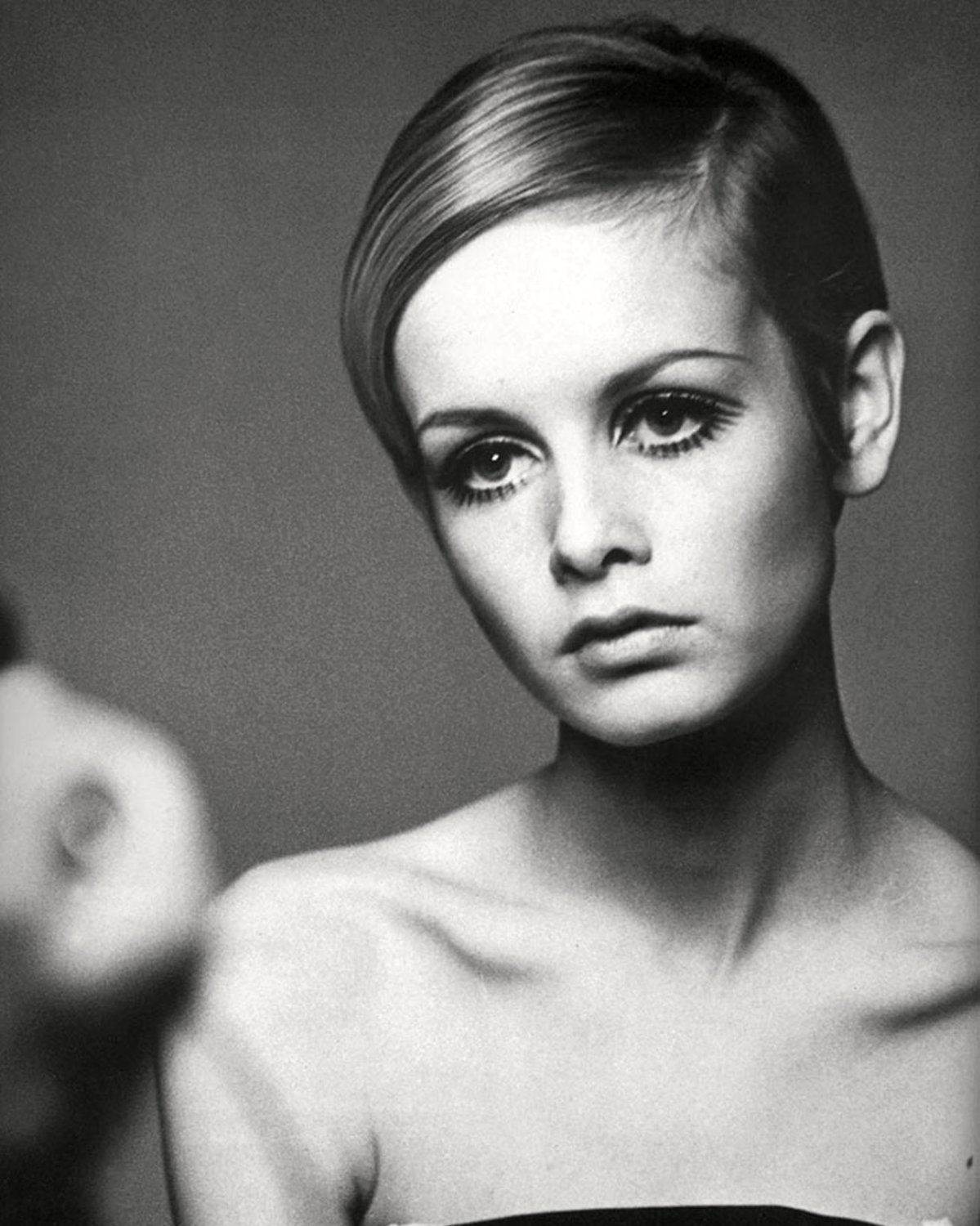 TWIGGY ENGLISH MODEL, ACTRESS AND SINGER - 8X10 PUBLICITY PHOTO (EE-096)