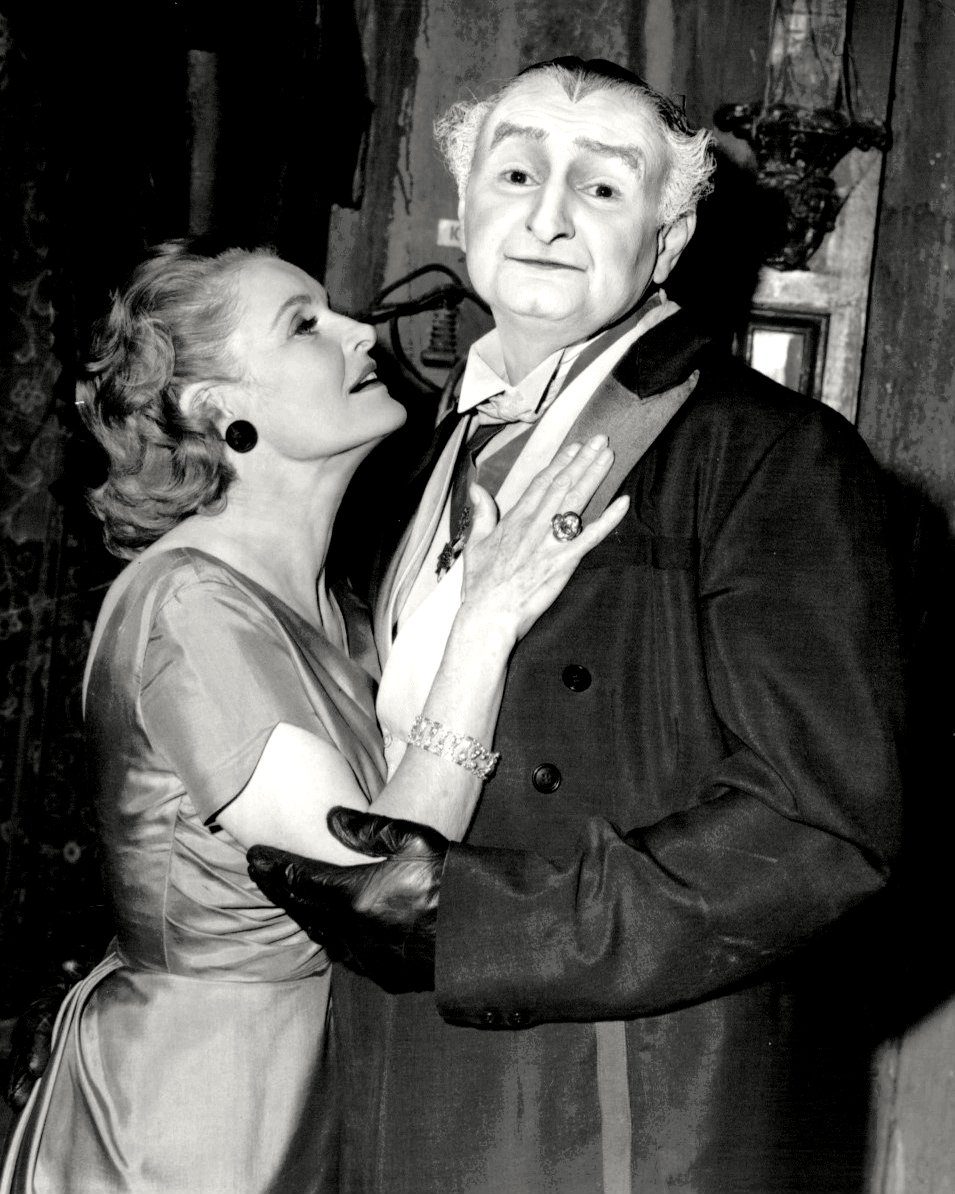AL LEWIS AS "GRANDPA" IN TV SERIES 'THE MUNSTERS' 8X10 PUBLICITY PHOTO (ZZ-421)