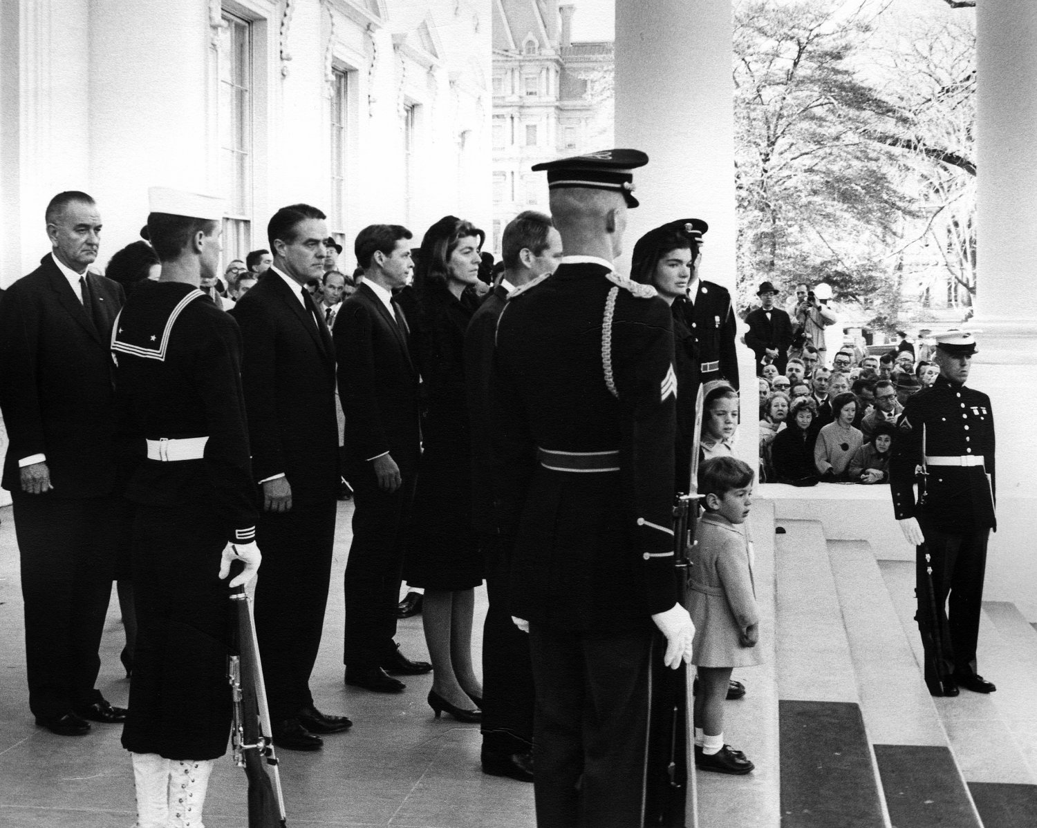 JACQUELINE KENNEDY & CHILDREN BEFORE JFK FUNERAL PROCESSION 8X10 PHOTO