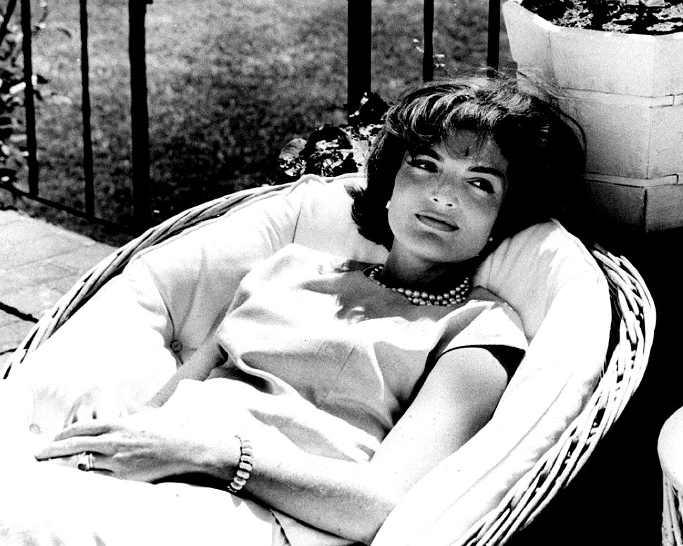 JACQUELINE "JACKIE" KENNEDY RELAXES IN A WICKER CHAIR - 8X10 PHOTO (AA-930)