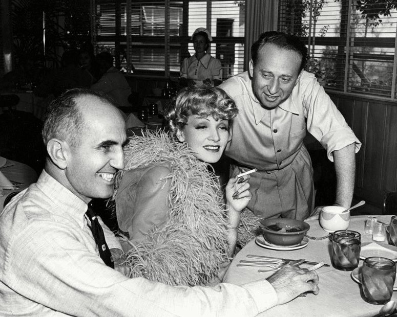 MARLENE DIETRICH & "DESTINY RIDES AGAIN" DIRECTOR/PRODUCER 8X10 PHOTO (ZY-261)