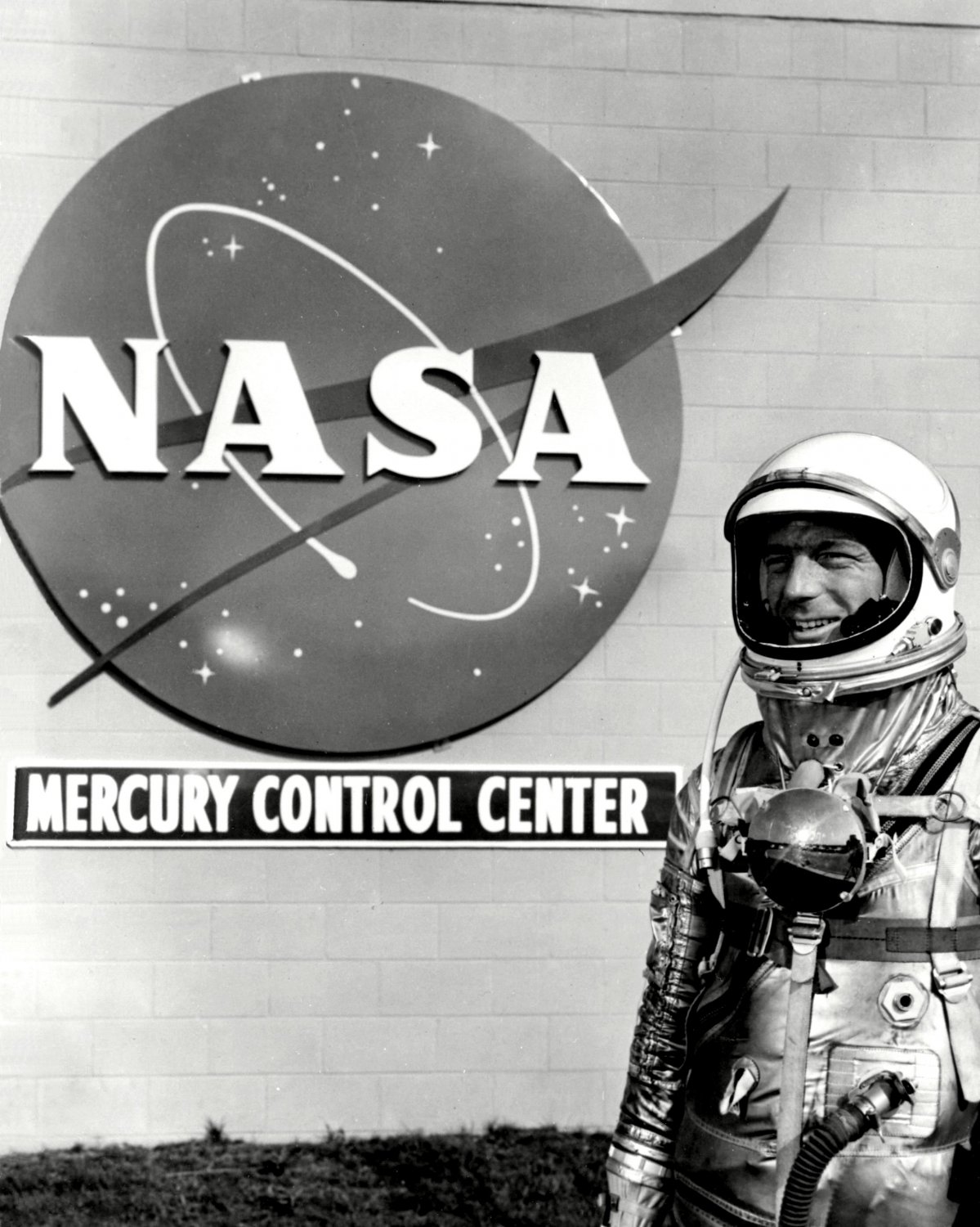 MERCURY ASTRONAUT SCOTT CARPENTER AT CONTROL CENTER - 8X10 NASA PHOTO (EP-044)