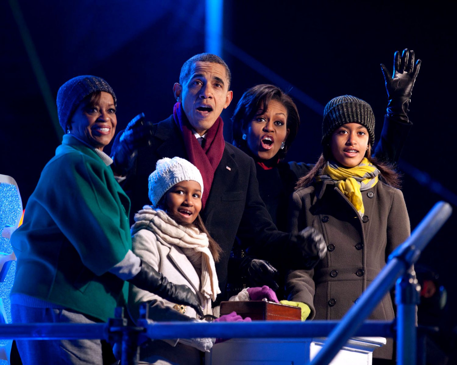 BARACK OBAMA & FAMILY REACT TO LIGHTING OF CHRISTMAS TREE - 8X10 PHOTO (CC-155)