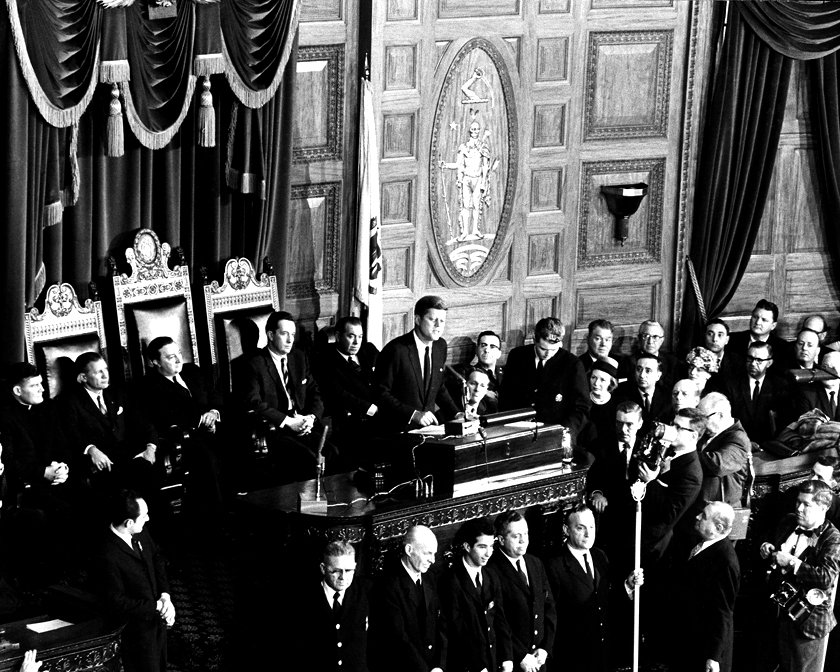 PRESIDENT-ELECT JOHN F KENNEDY ADDRESSES GENERAL COURT OF MASSACHUSETTS - 8X10 PHOTO (ZZ-038)
