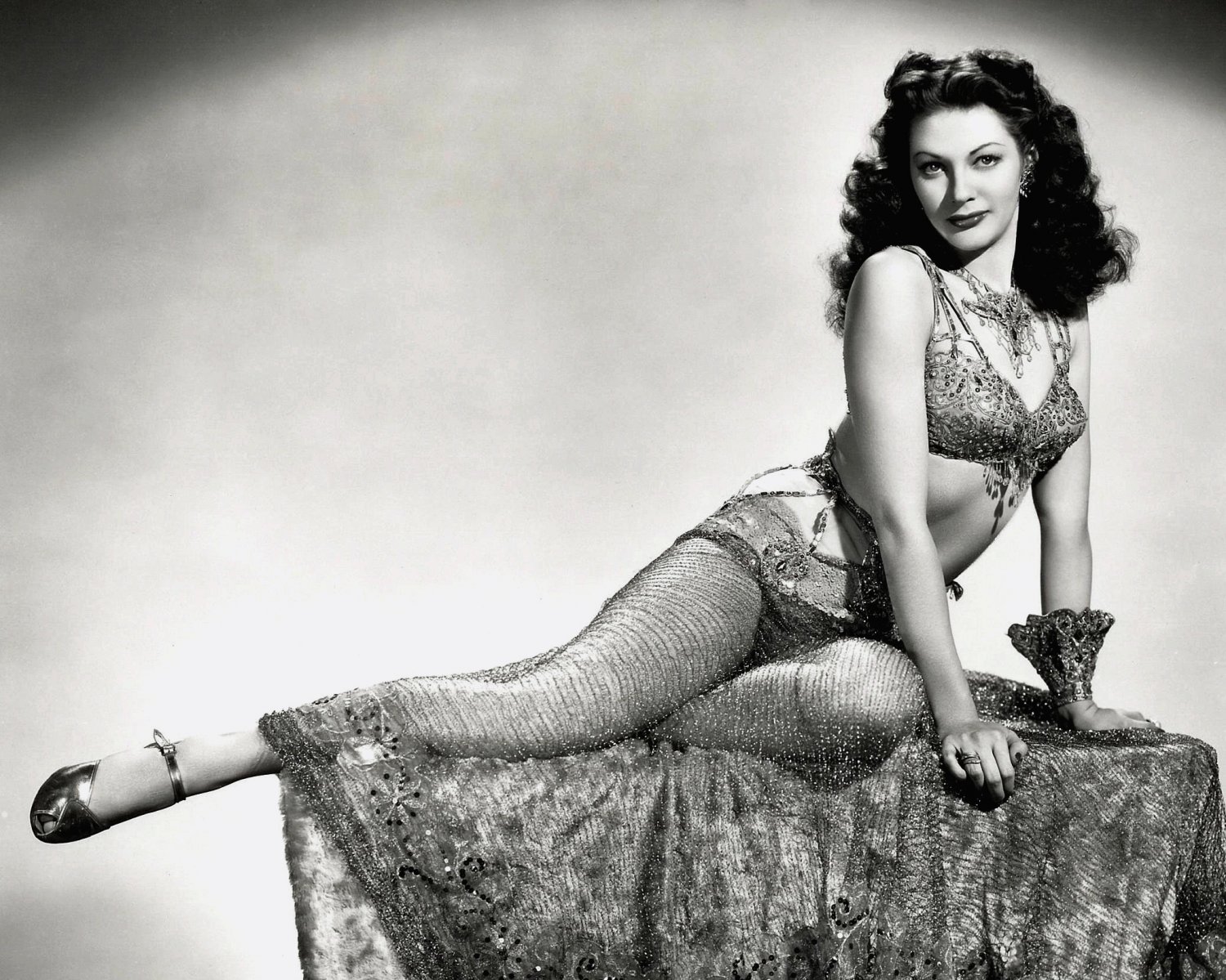 ACTRESS YVONNE De CARLO - 8X10 PUBLICITY PHOTO (EE-156)