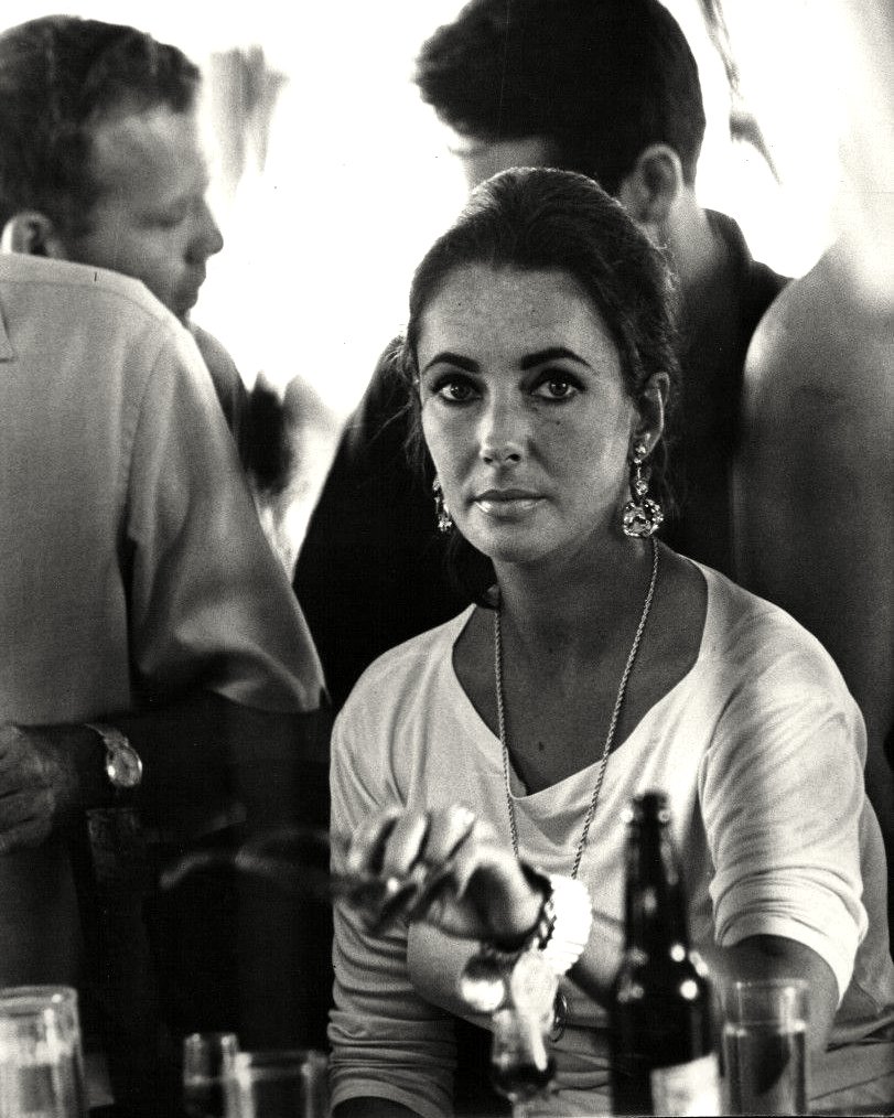ELIZABETH TAYLOR ACADEMY AWARD WINNING ACTRESS - 8X10 PUBLICITY PHOTO (ZZ-525)