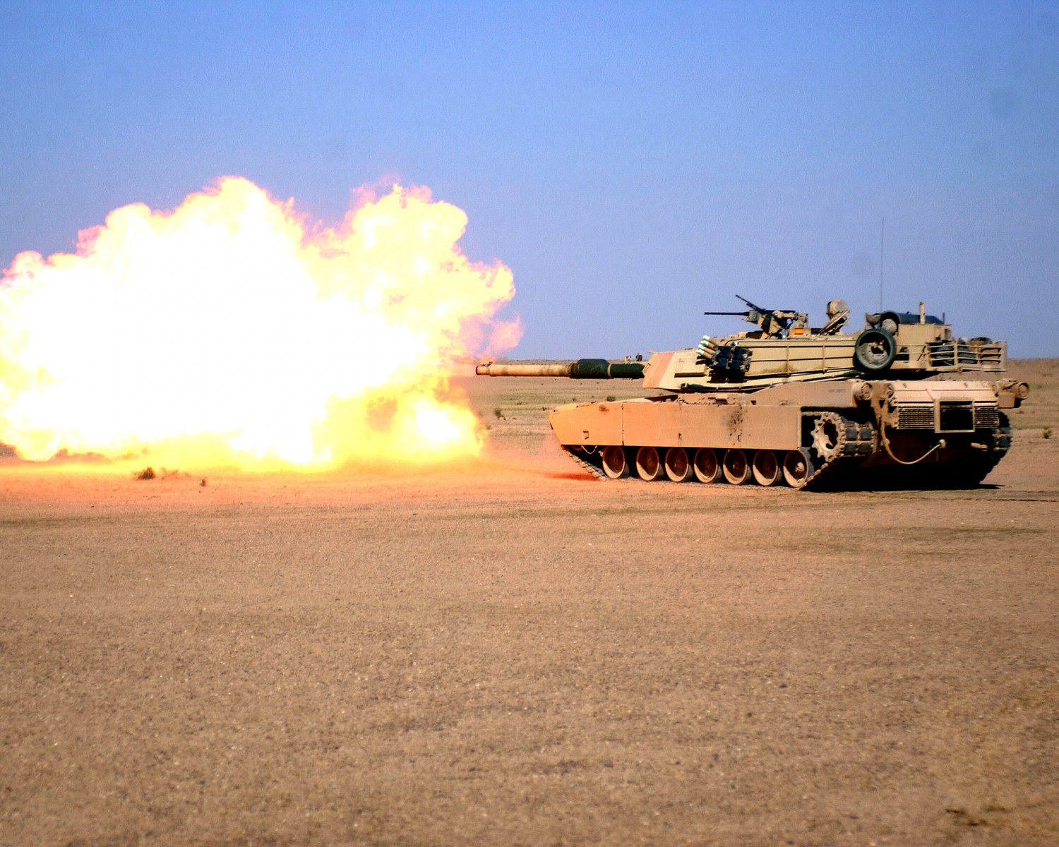 M1 ABRAMS BATTLE TANK FIRING 120MM M256 GUN - 8X10 MILITARY PHOTO (AZ123)