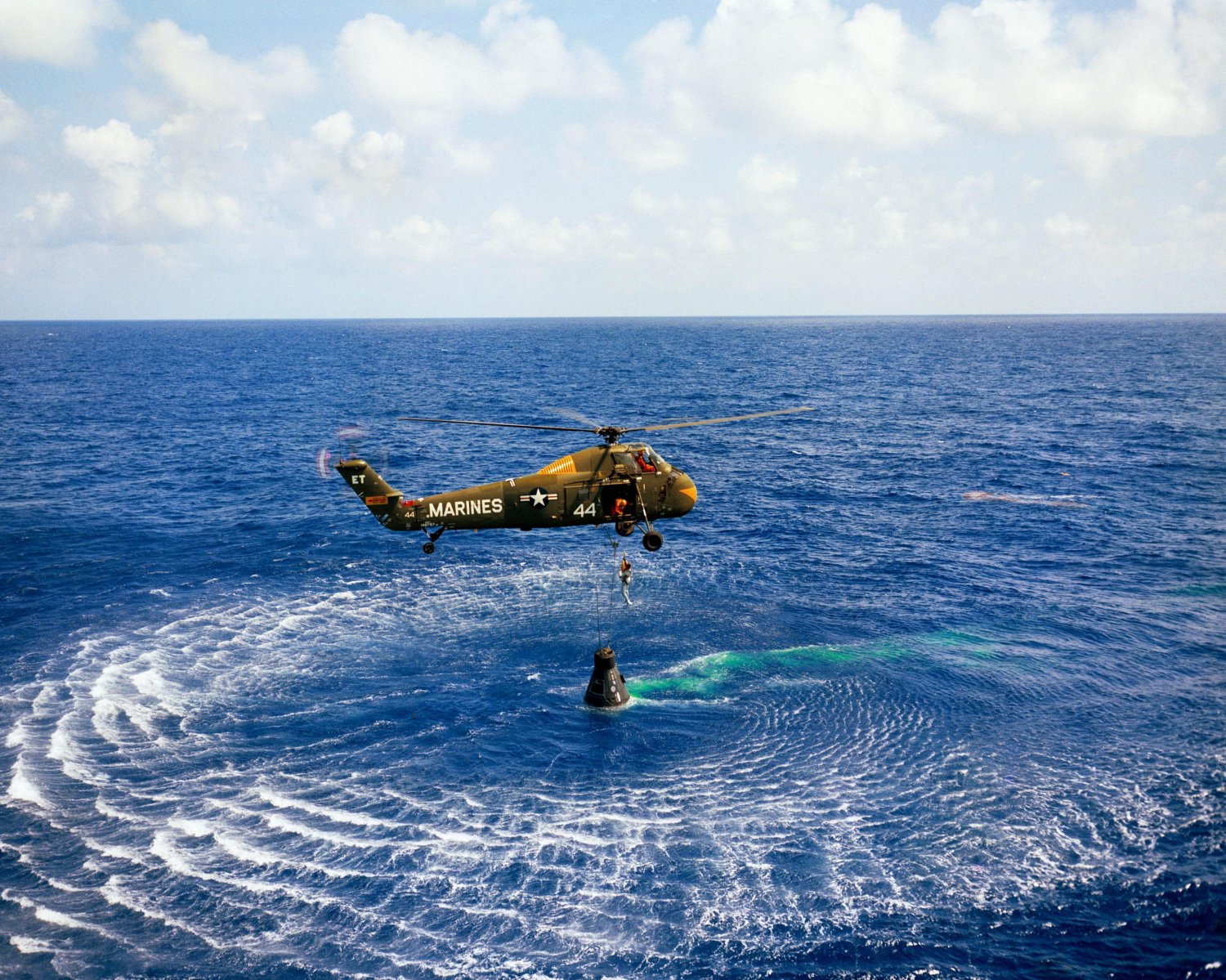 ALAN SHEPARD PICKED UP BY MARINE HELICOPTER FREEDOM 7 8X10 NASA PHOTO