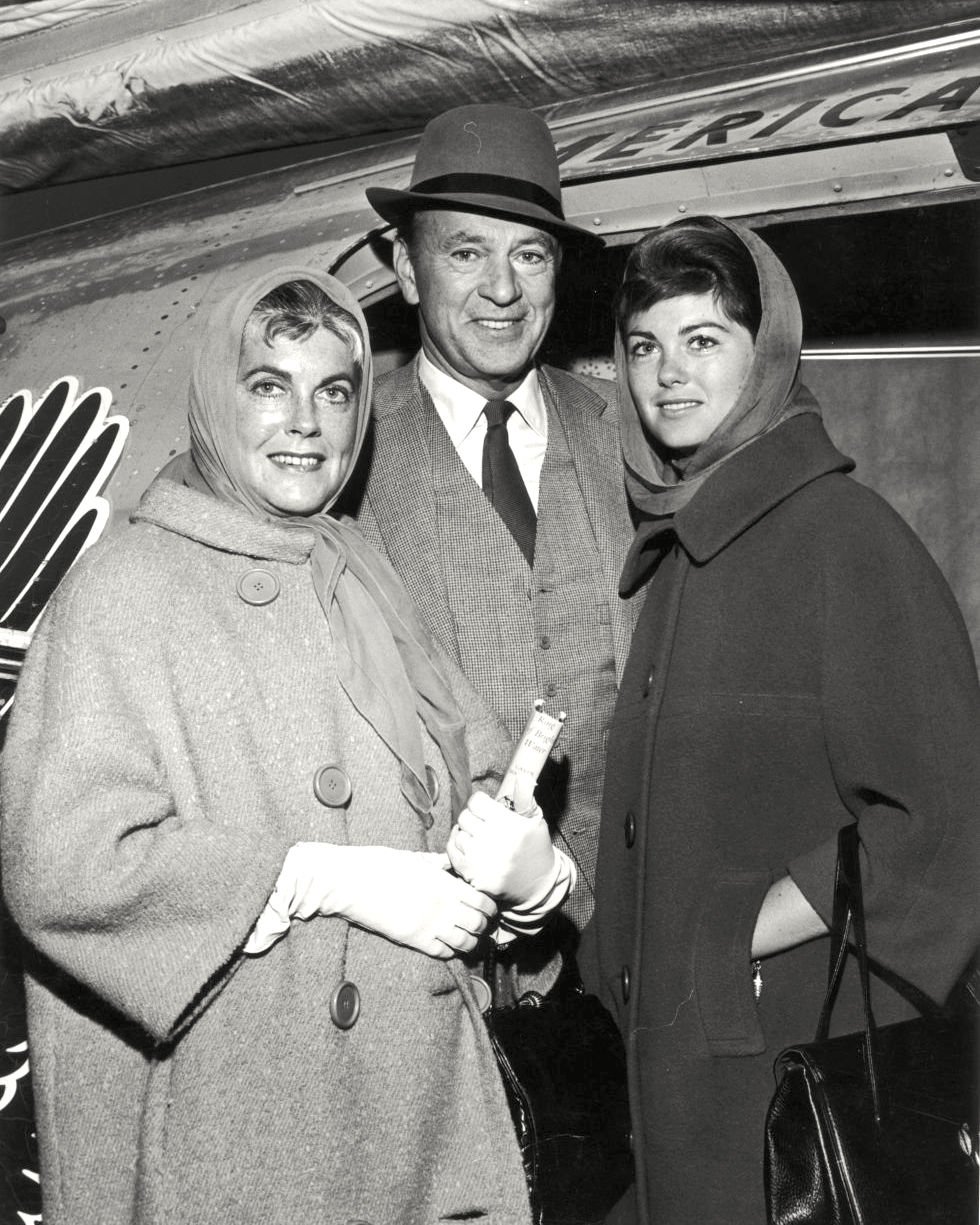 GARY COOPER WITH WIFE SANDRA SHAW AND DAUGHTER MARIA IN 1961 8X10 PHOTO (AZ177)