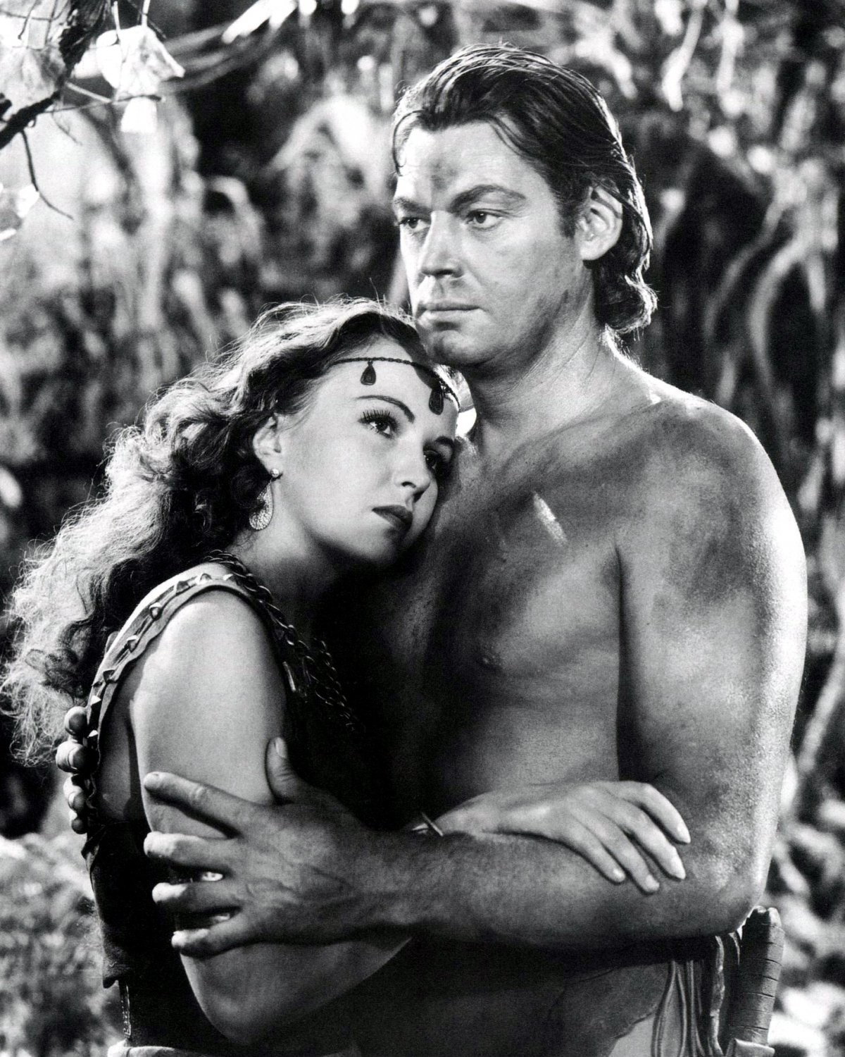 JOHNNY WEISSMULLER & FRANCES GIFFORD IN "TARZAN TRIUMPHS" - 8X10 PHOTO (AB-184)