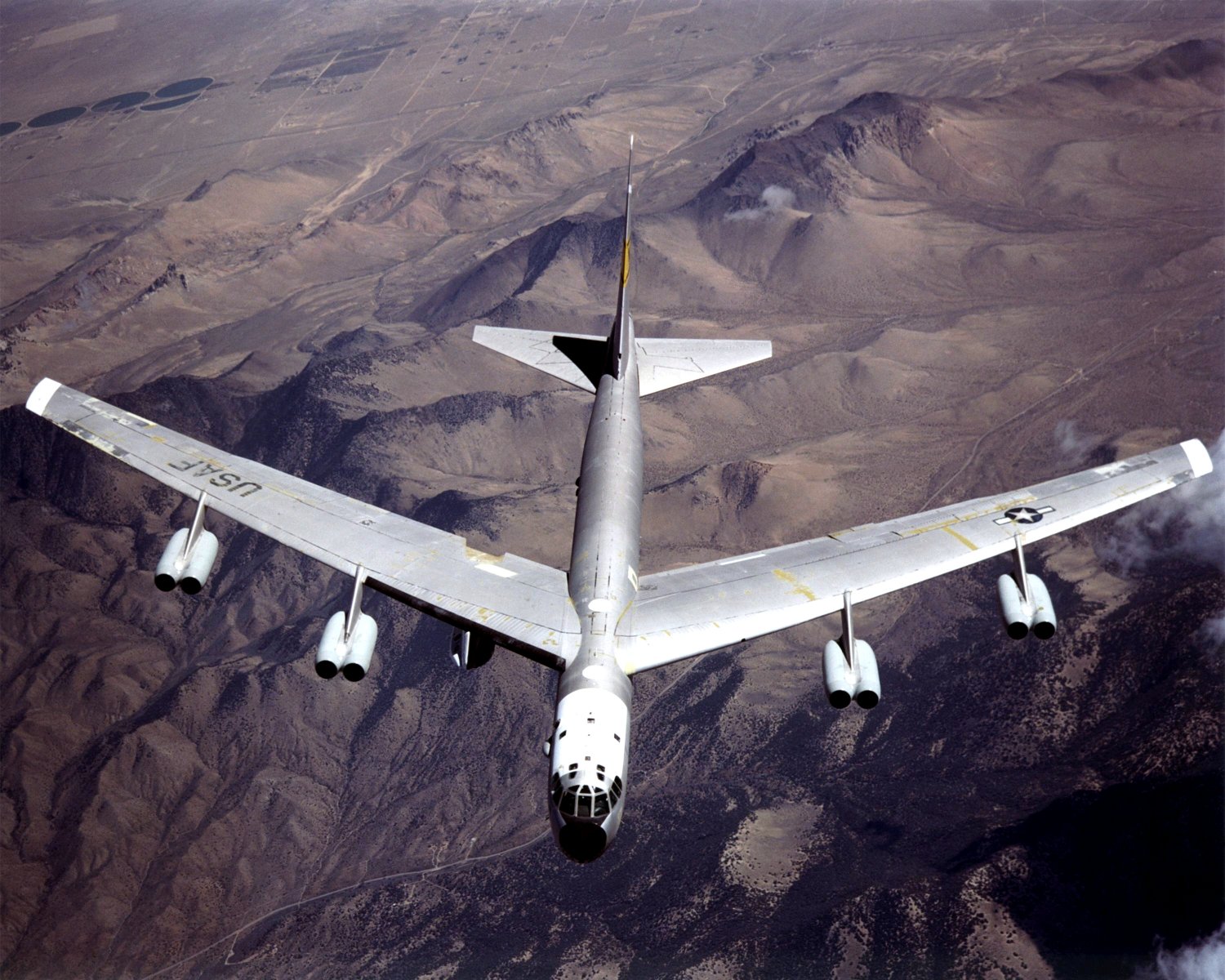 B-52 MOTHERSHIP (TAIL NUMBER 008) IN FLIGHT- 8X10 NASA PHOTO (EP-061)