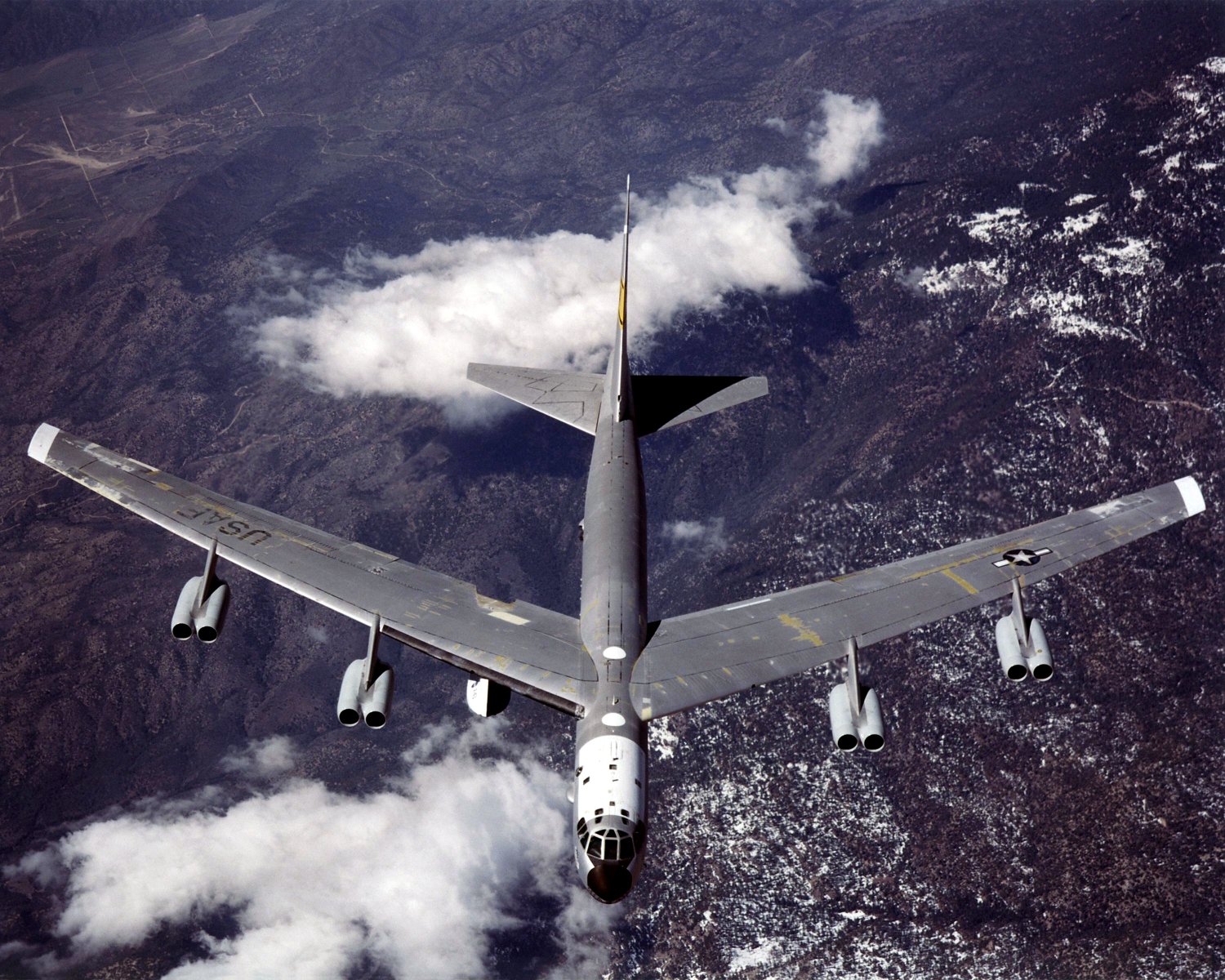 B-52 MOTHERSHIP (TAIL NUMBER 008) IN FLIGHT- 8X10 NASA PHOTO (EP-062)