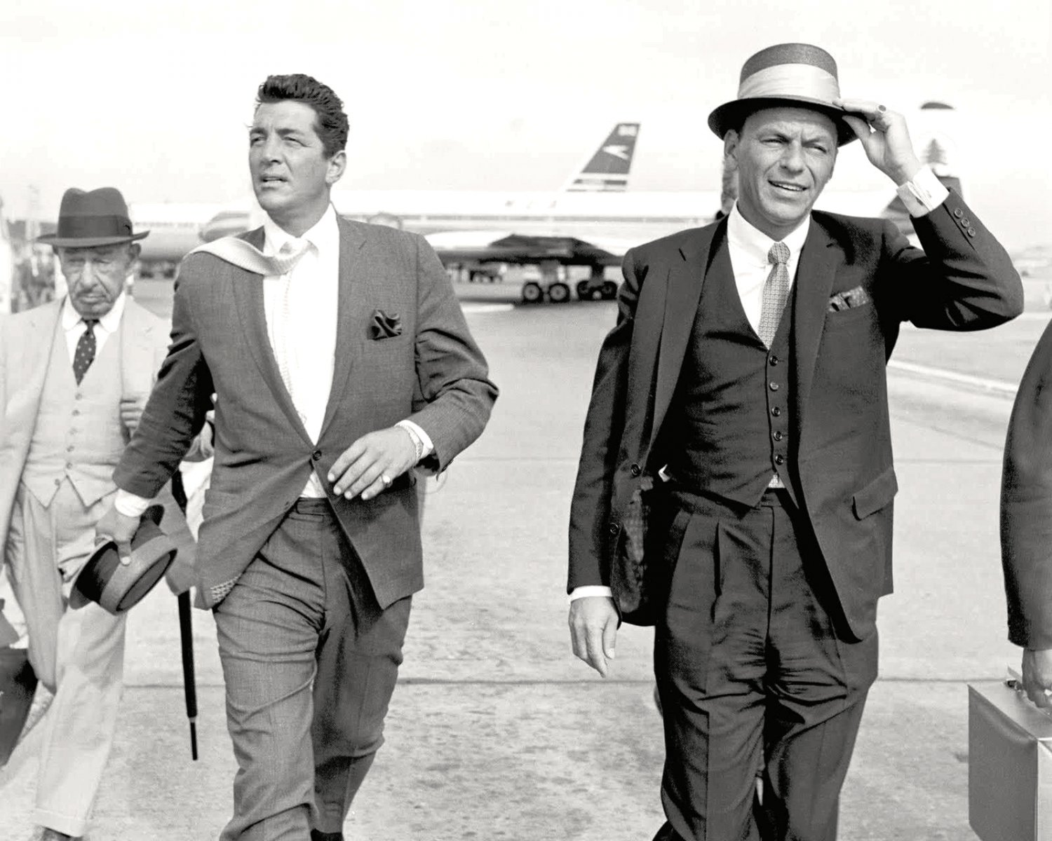 DEAN MARTIN & FRANK SINATRA ON THE LONDON AIRPORT TARMAC - 8X10 PHOTO (AA-050)