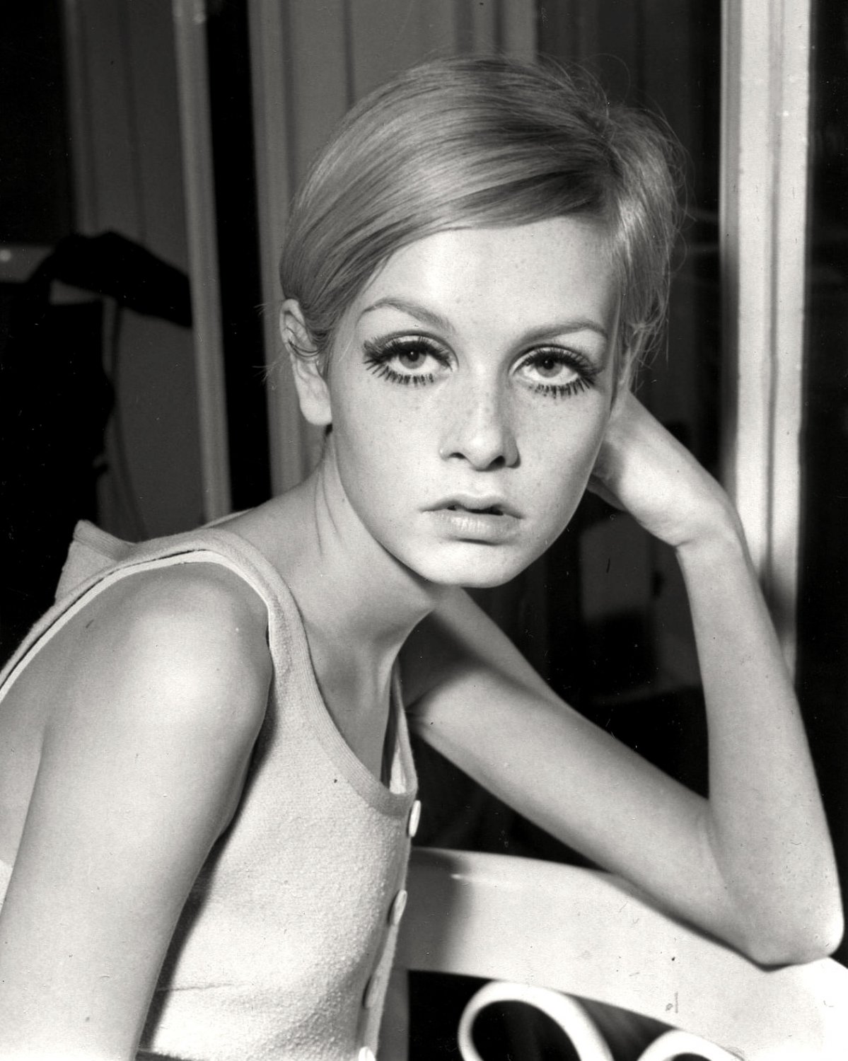 TWIGGY ENGLISH MODEL AND ACTRESS - 8X10 PHOTO (EP-700)