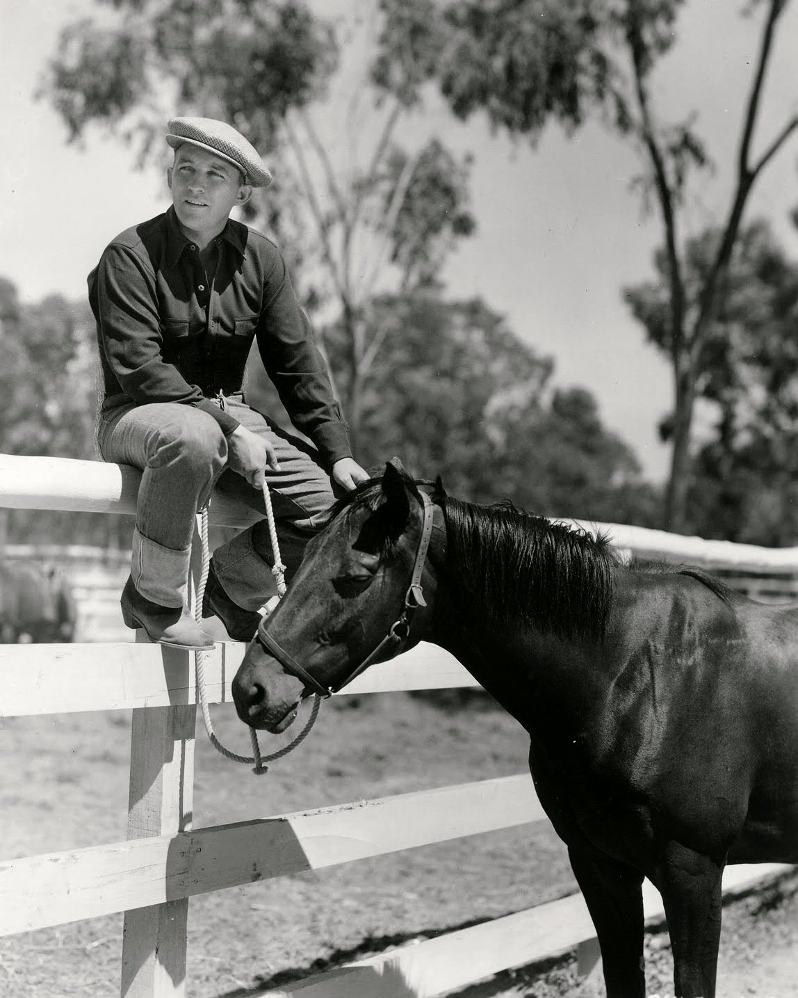 BING CROSBY WITH HIS HORSE "SALLY'S BOOTER" - 8X10 PUBLICITY PHOTO (CC-175)