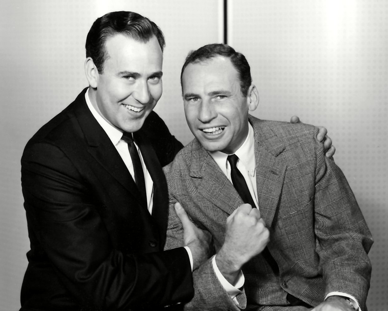 CARL REINER & MEL BROOKS LEGENDARY COMIC ACTORS & WRITERS - 8X10 PHOTO (AA-332)