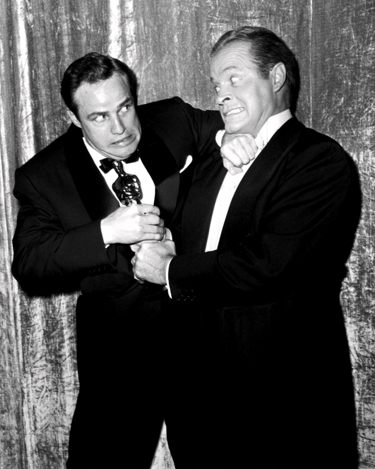 BOB HOPE MARLON BRANDO FIGHT OVER OSCAR "ON THE WATERFRONT" 8X10 PHOTO (ZZ-068)