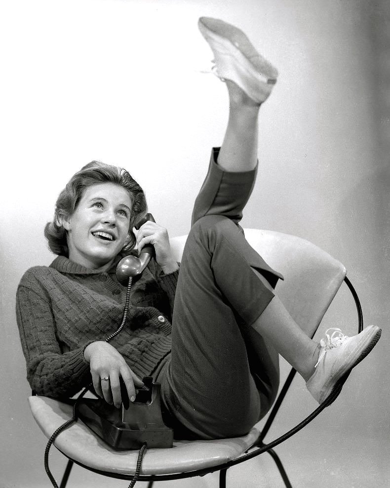 PATTY DUKE IN THE TV SITCOM "THE PATTY DUKE SHOW" 8X10 PUBLICITY PHOTO (ZZ-069)