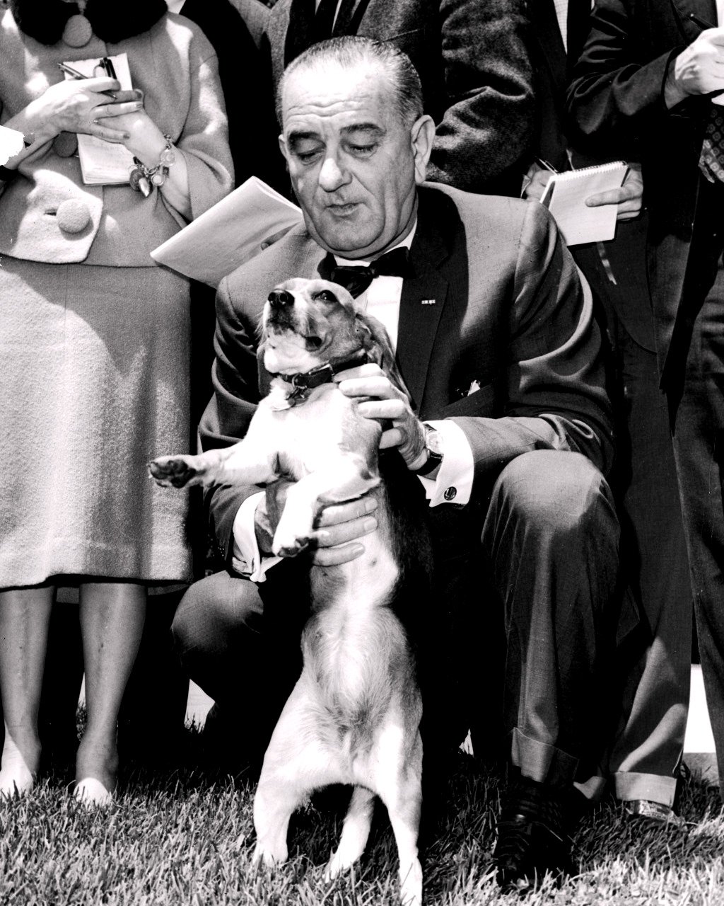 PRESIDENT LYNDON B. JOHNSON WITH PET BEAGLE "HIM" - 8X10 PHOTO (BB-183)
