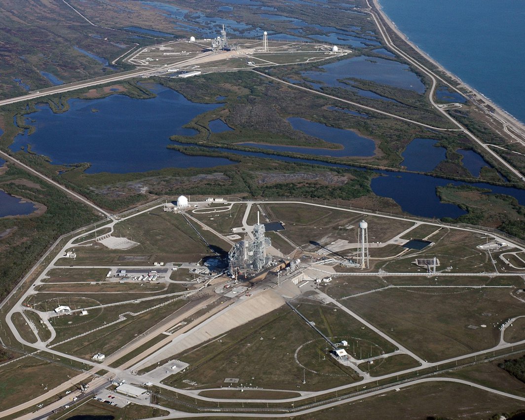 AERIAL VIEW OF LAUNCH PADS A & B COMPLEX 39 AT NASA KSC - 8X10 PHOTO (EP-652)