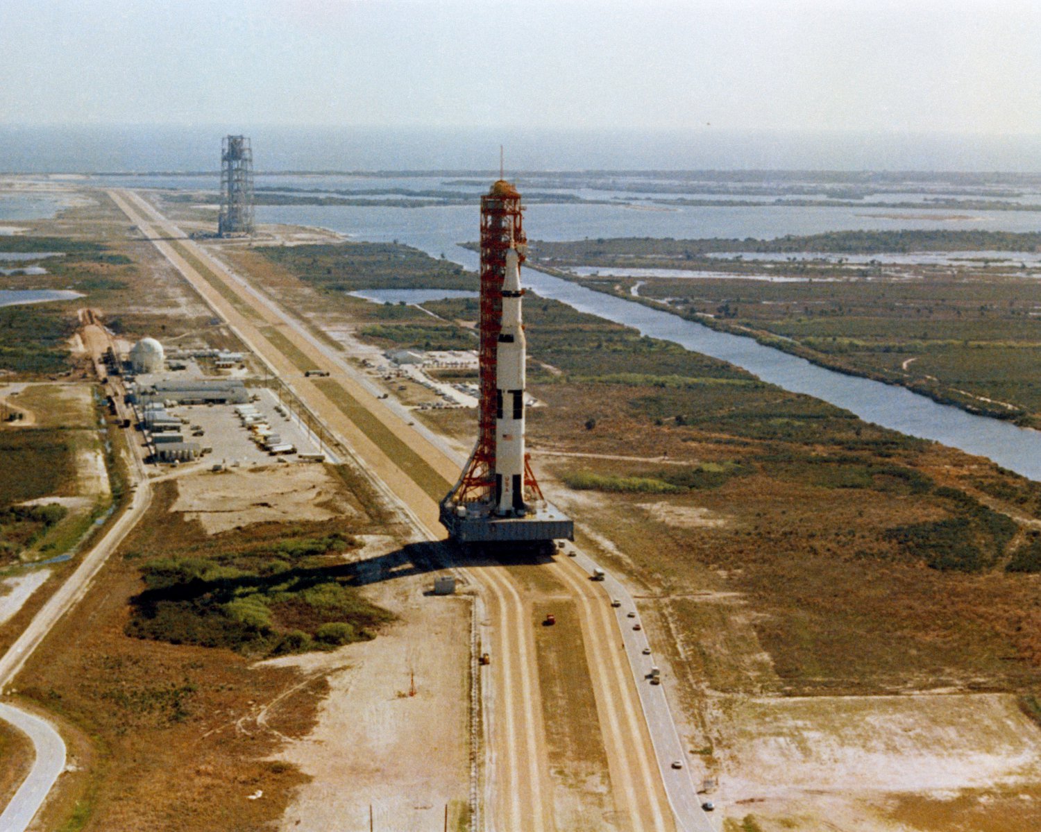 APOLLO 10 SATURN V ROCKET ON CRAWLERTRANSPORTER 8X10 NASA PHOTO (ZZ557)