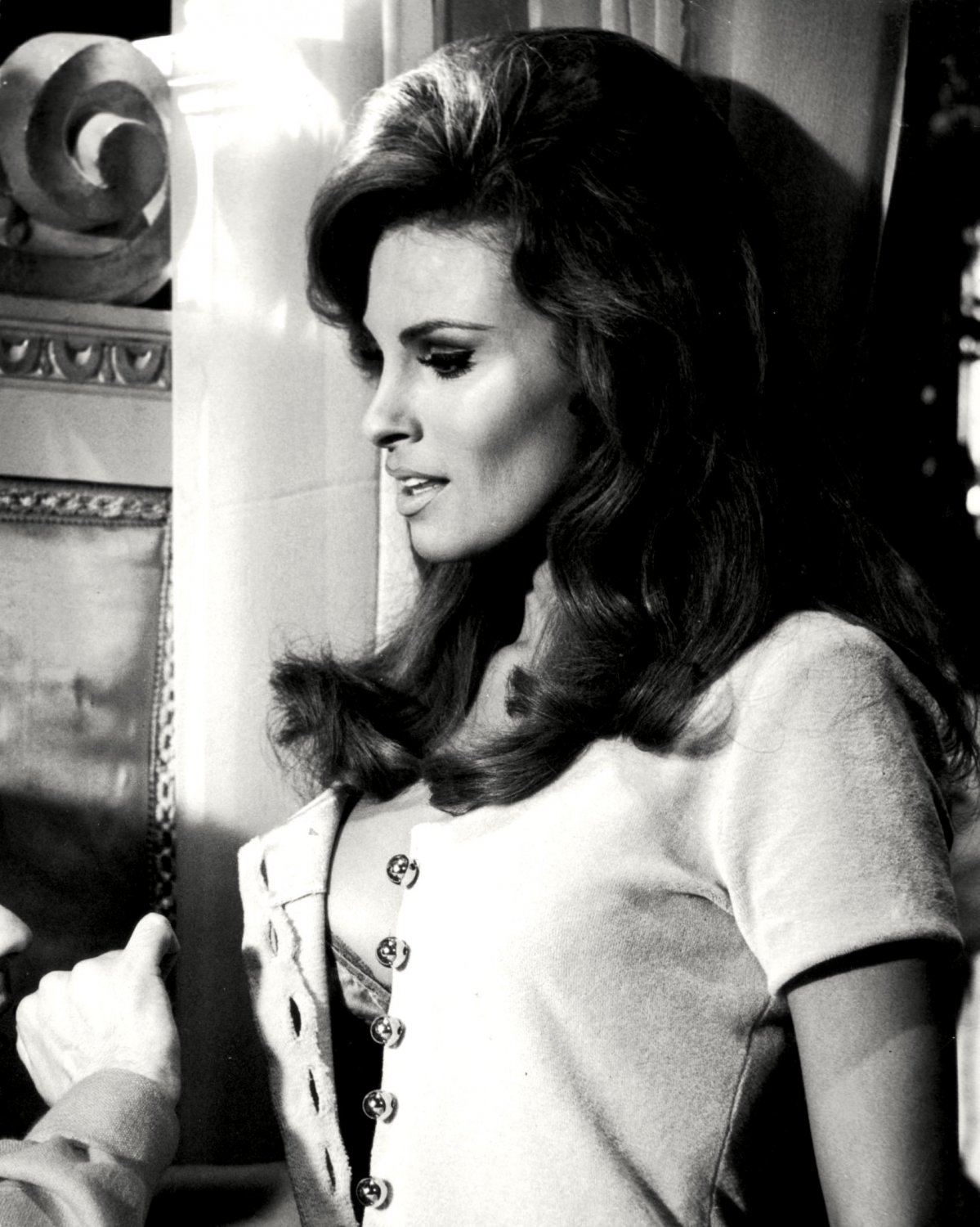 RAQUEL WELCH ACTRESS AND SEX-SYMBOL - 8X10 PUBLICITY PHOTO (SP-021)