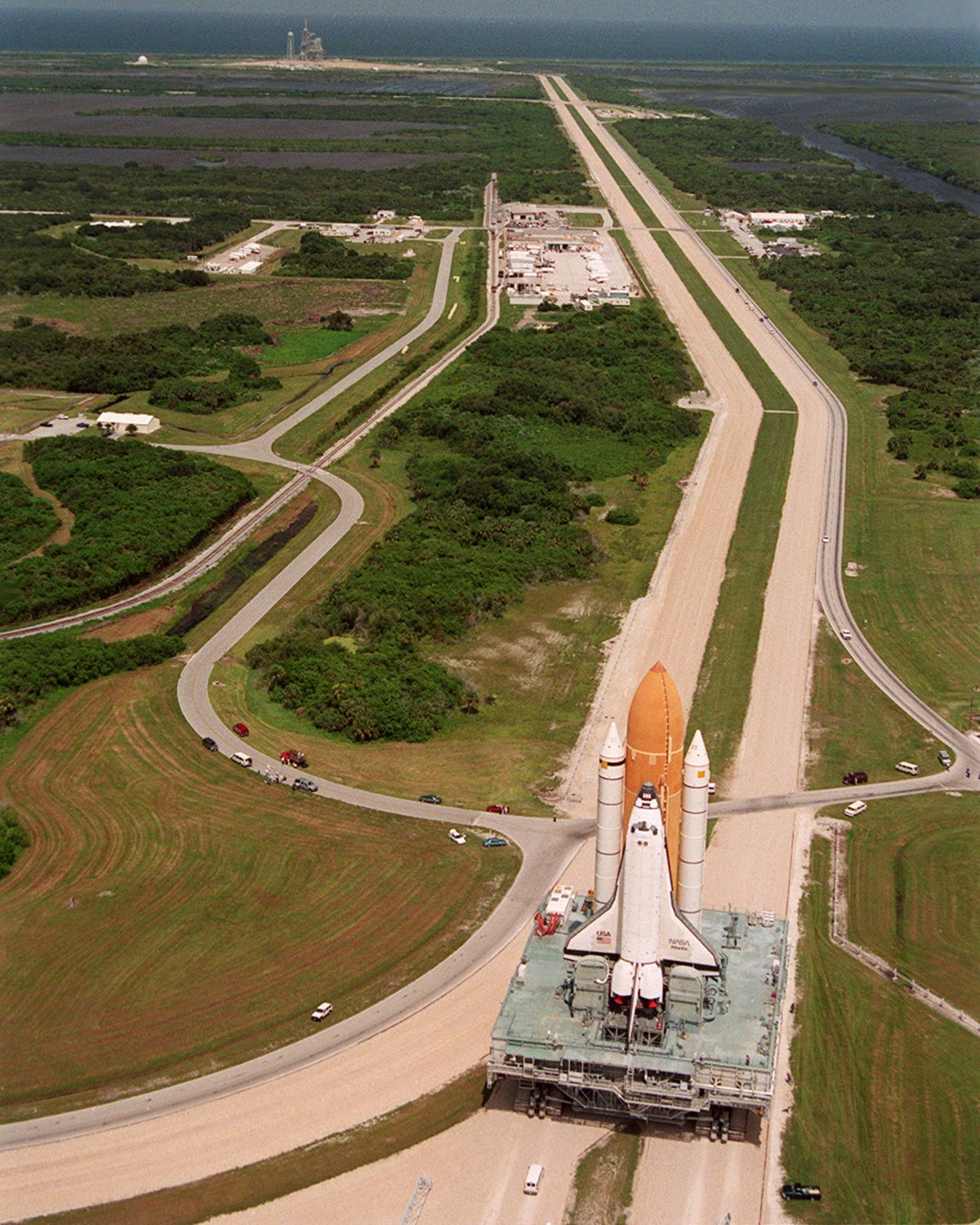SPACE SHUTTLE ATLANTIS ROLLS TO LAUNCH PAD FOR STS-79 8X10 NASA PHOTO (EP-412)