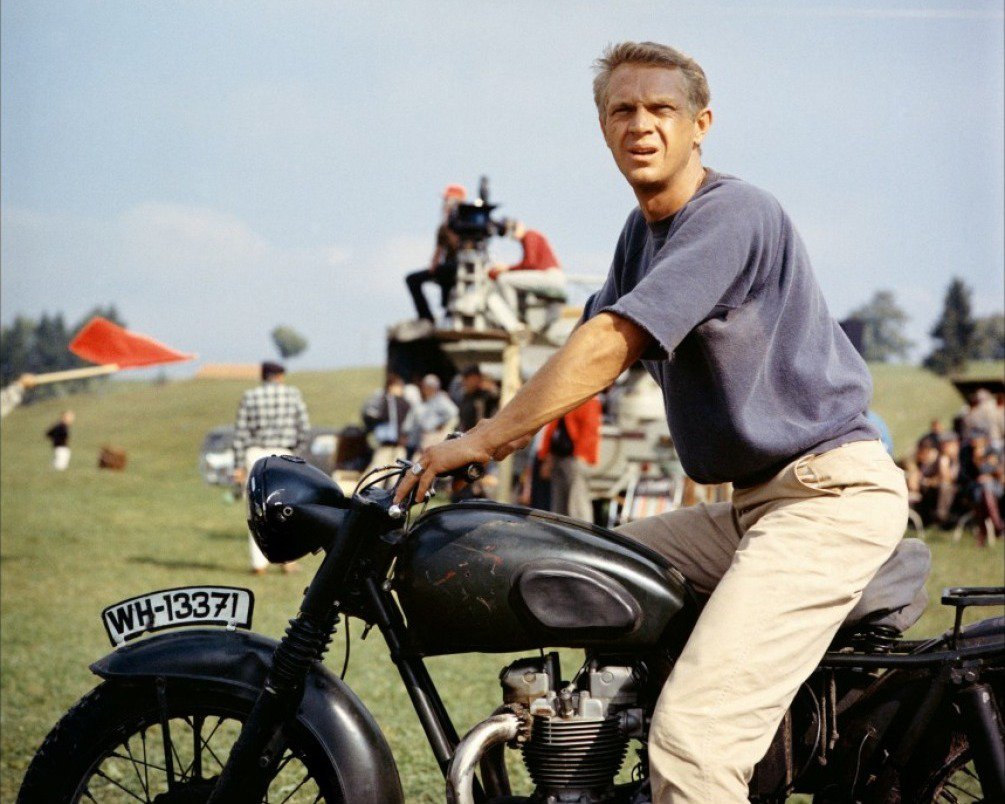 STEVE McQUEEN IN THE FILM "THE GREAT ESCAPE" - 8X10 PUBLICITY PHOTO (ZY-414)
