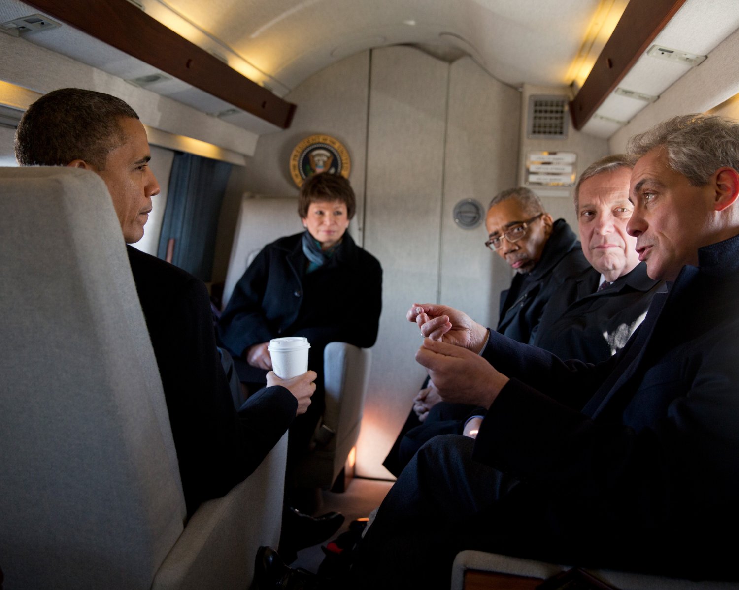 BARACK OBAMA ON MARINE ONE WITH CHICAGO MAYOR RAHM EMANUEL - 8X10 PHOTO (ZY-509)