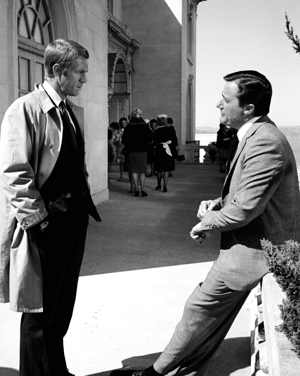 STEVE McQUEEN AND ROBERT VAUGHN IN "BULLITT" - 8X10 PUBLICITY PHOTO (ZY-610)