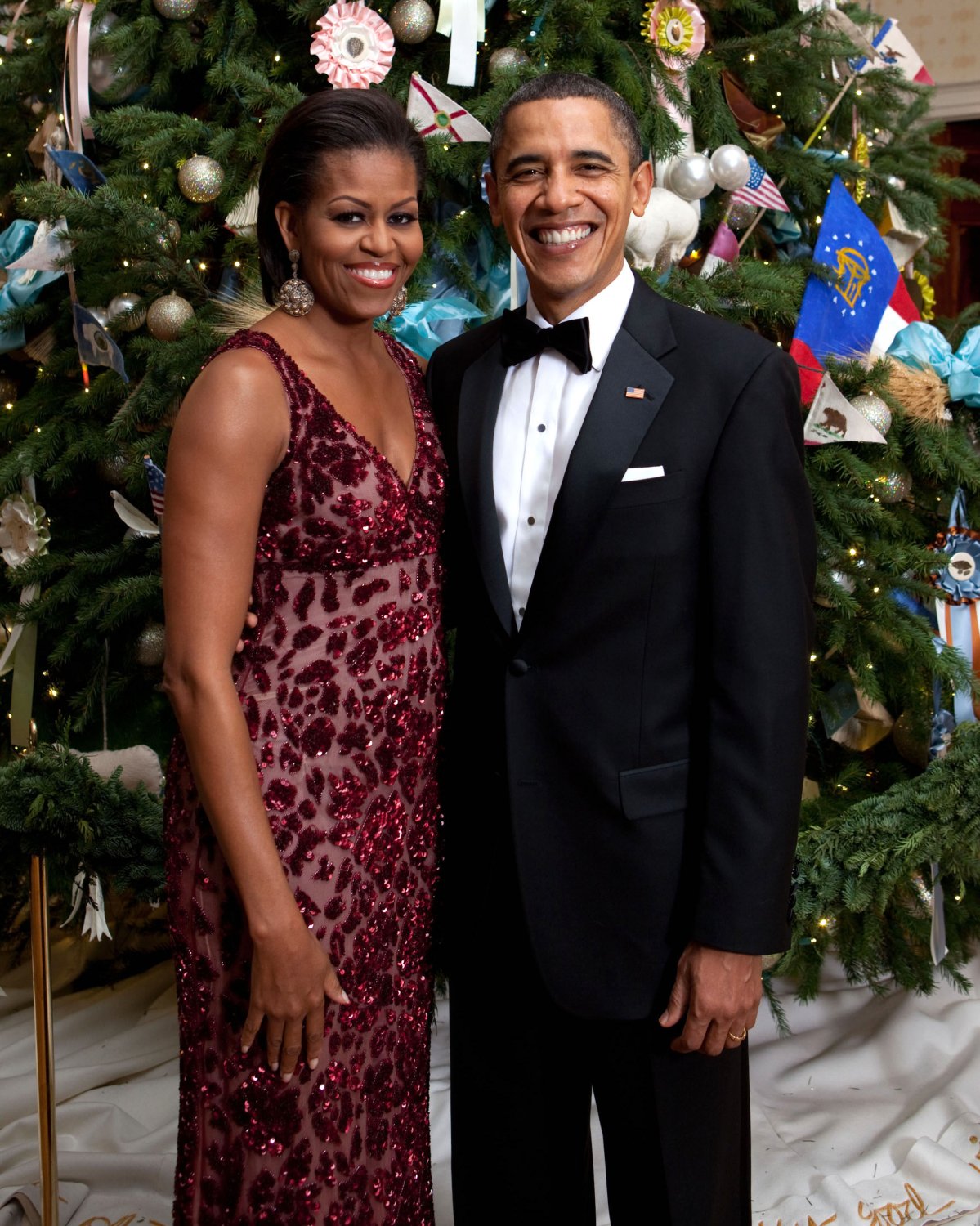 BARACK OBAMA & MICHELLE IN FRONT OF CHRISTMAS TREE IN 2010 - 8X10 PHOTO (ZY-624)