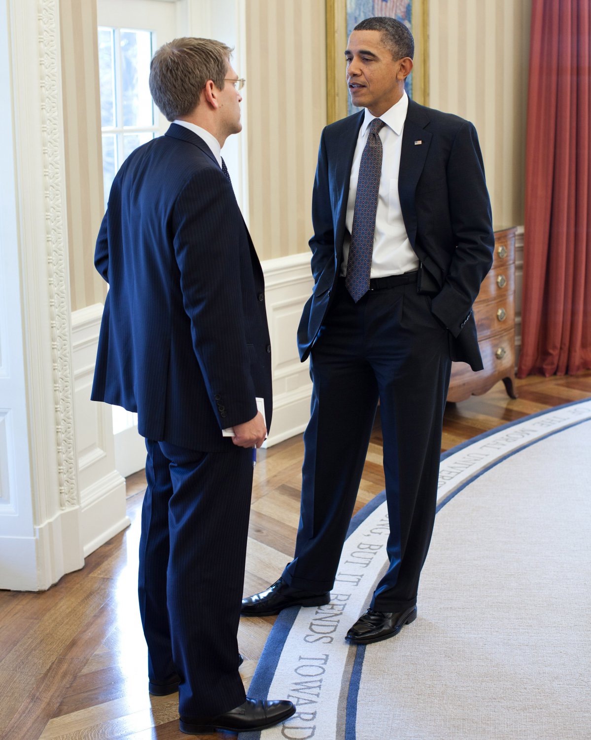 BARACK OBAMA TALKS WITH PRESS SECRETARY JAY CARNEY IN 2011 - 8X10 PHOTO (ZY-514)