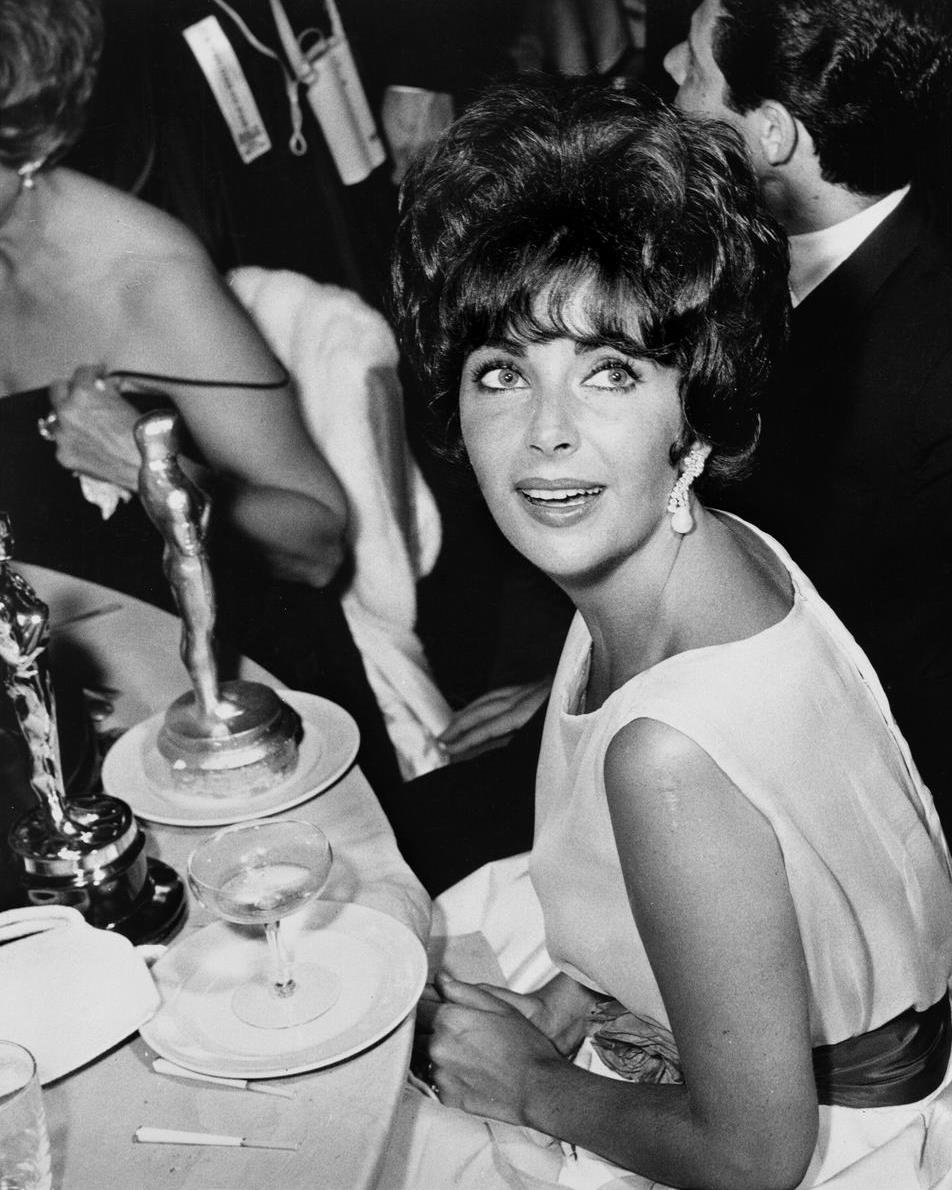 Elizabeth Taylor With Oscar For 