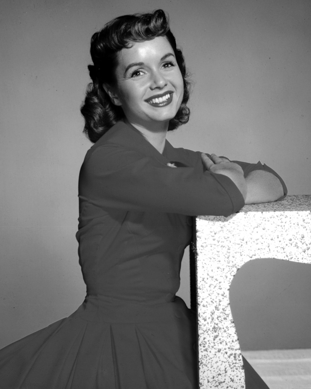 DEBBIE REYNOLDS LEGENDARY ACTRESS 8X10 PUBLICITY PHOTO (ZY696)