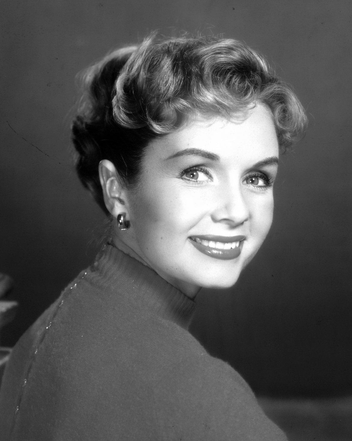 DEBBIE REYNOLDS LEGENDARY ACTRESS - 8X10 PUBLICITY PHOTO (ZY-697)