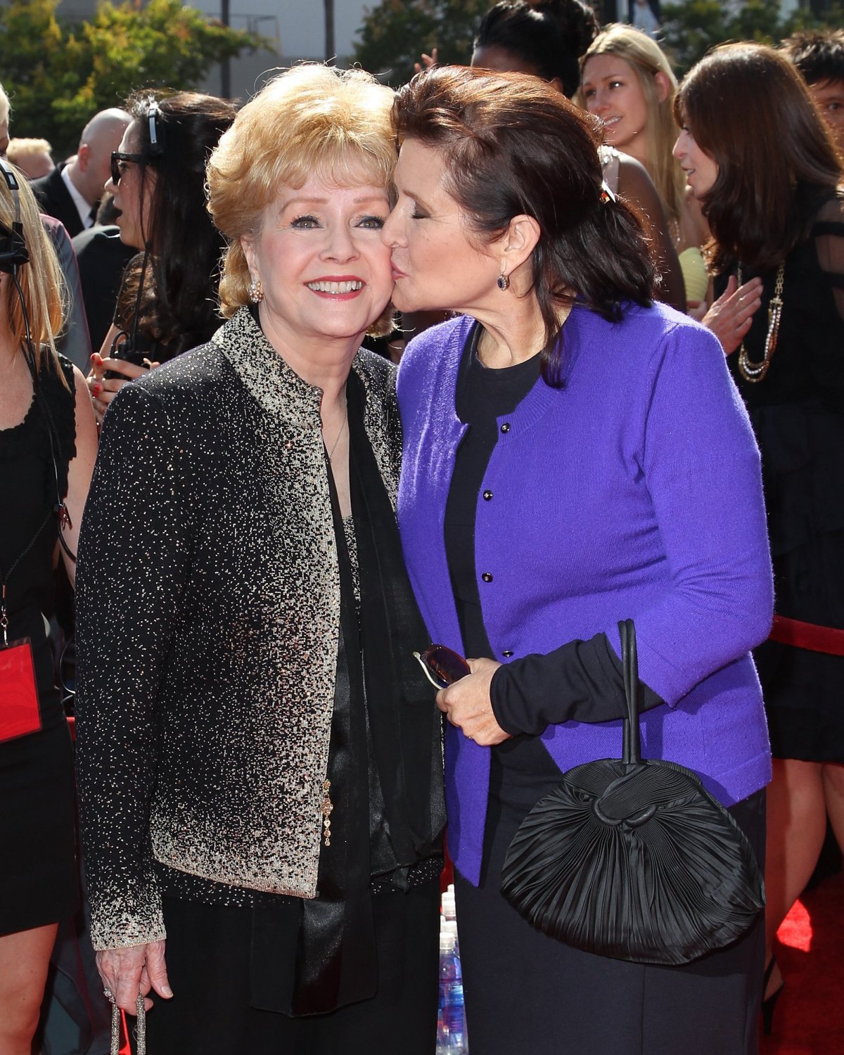 DEBBIE REYNOLDS & DAUGHTER CARRIE FISHER IN 2011 - 8X10 PUBLICITY PHOTO (ZY-707)