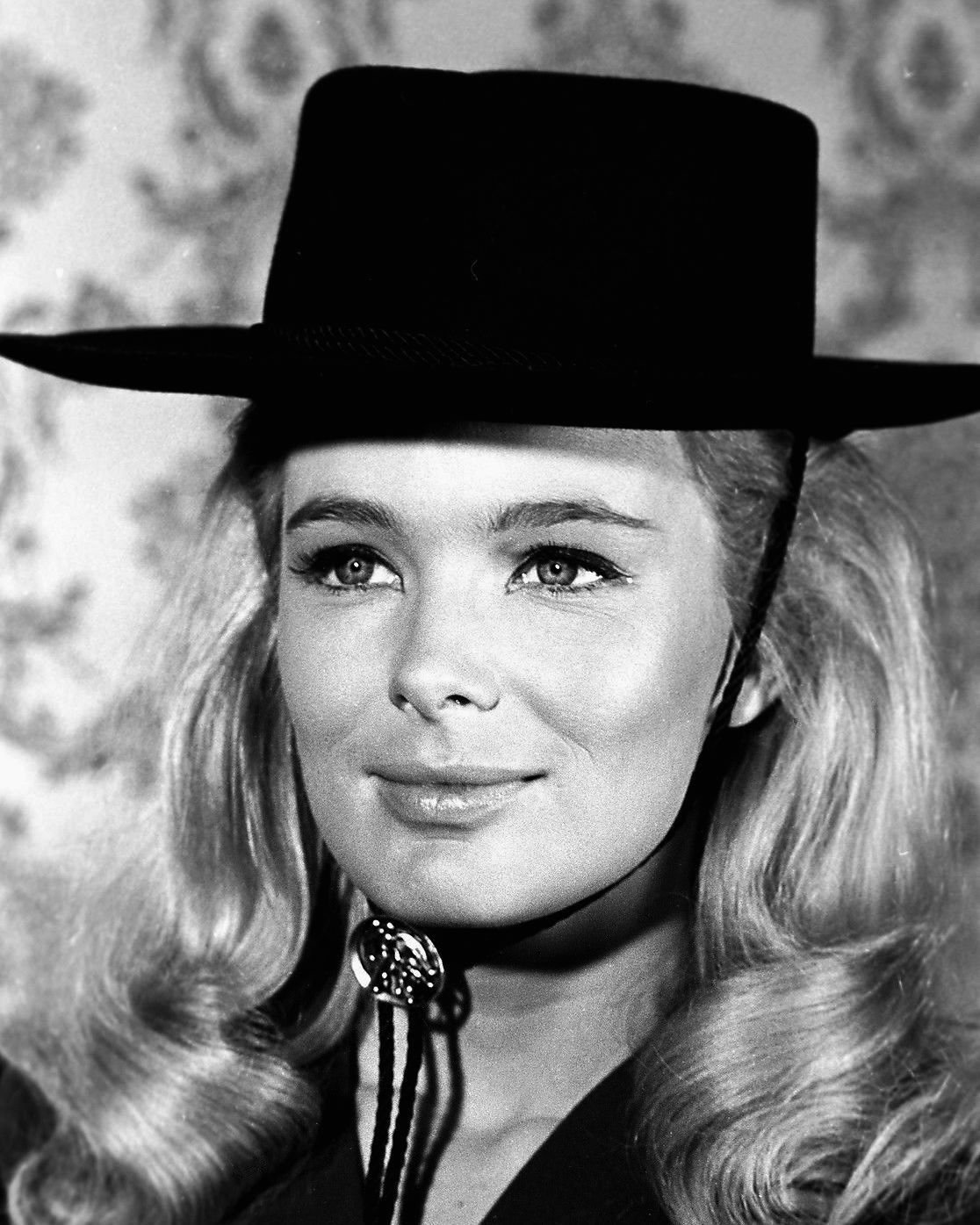LINDA EVANS IN THE ABC TV SERIES "THE BIG VALLEY" 8X10 PUBLICITY PHOTO (NN-159)