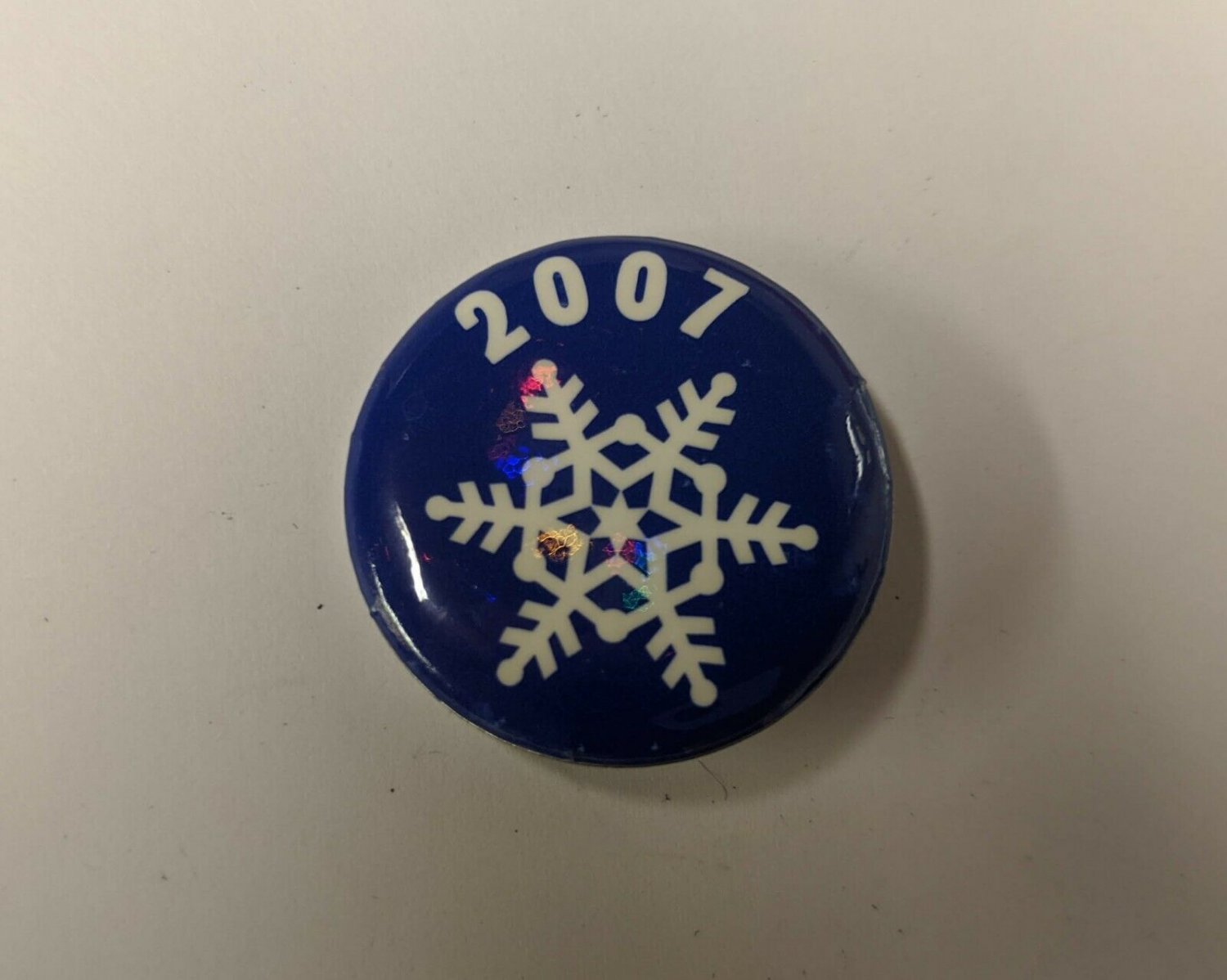 2007 Snowflake Pin Round 3cm Blue/White Holiday Christmas Winter
