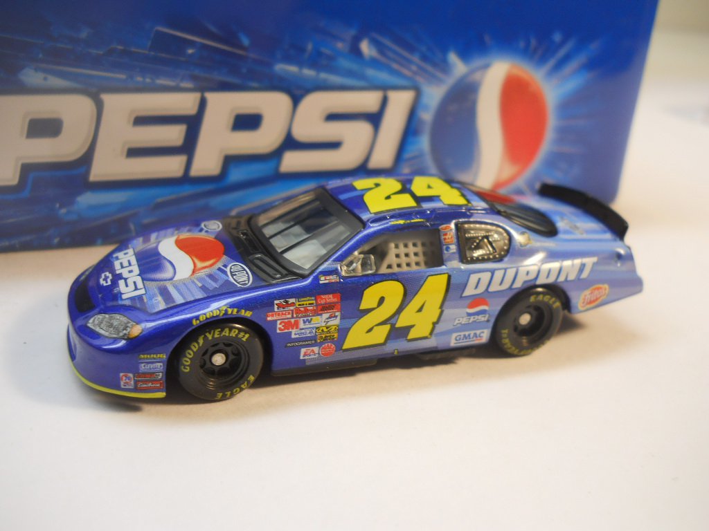 Corgi 1/64 – Motorhome Kenworth Nascar Dupont De Jeff Gordon (état Neuf Boîte)