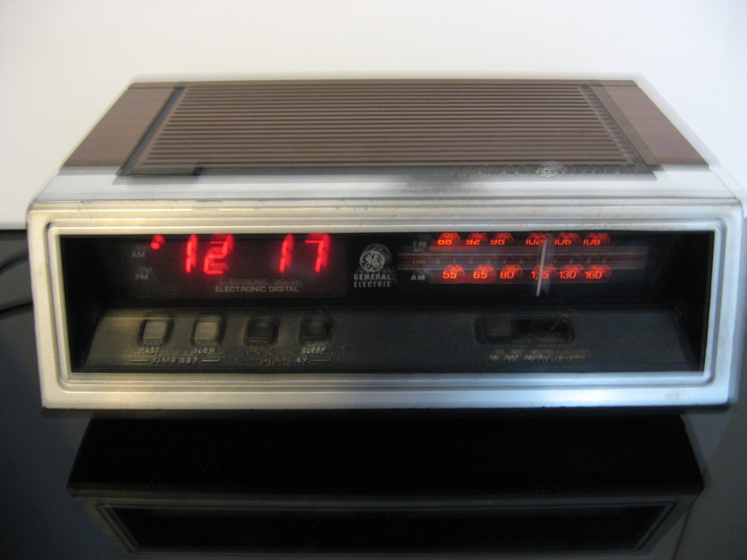 Rare Vintage Retro GE FM/AM Clock Radio Model 7-4650G