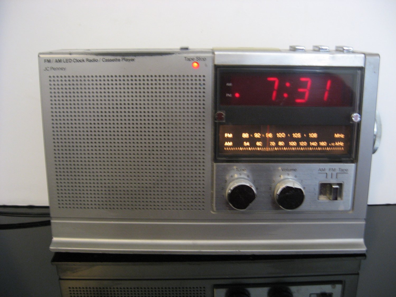 Vintage JC Penney FM/AM Clock Radio